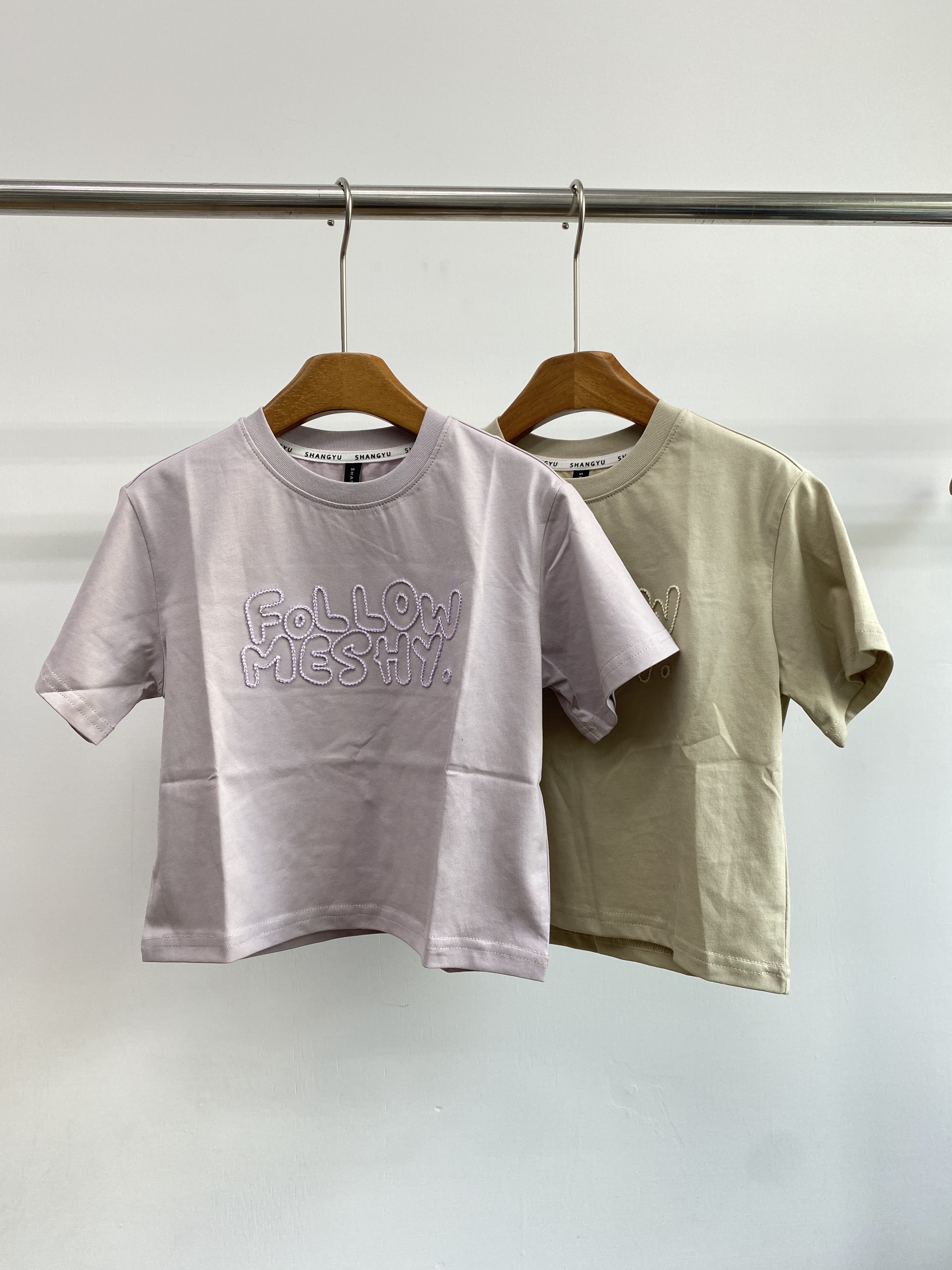 A04641設計師品牌立體英文上衣