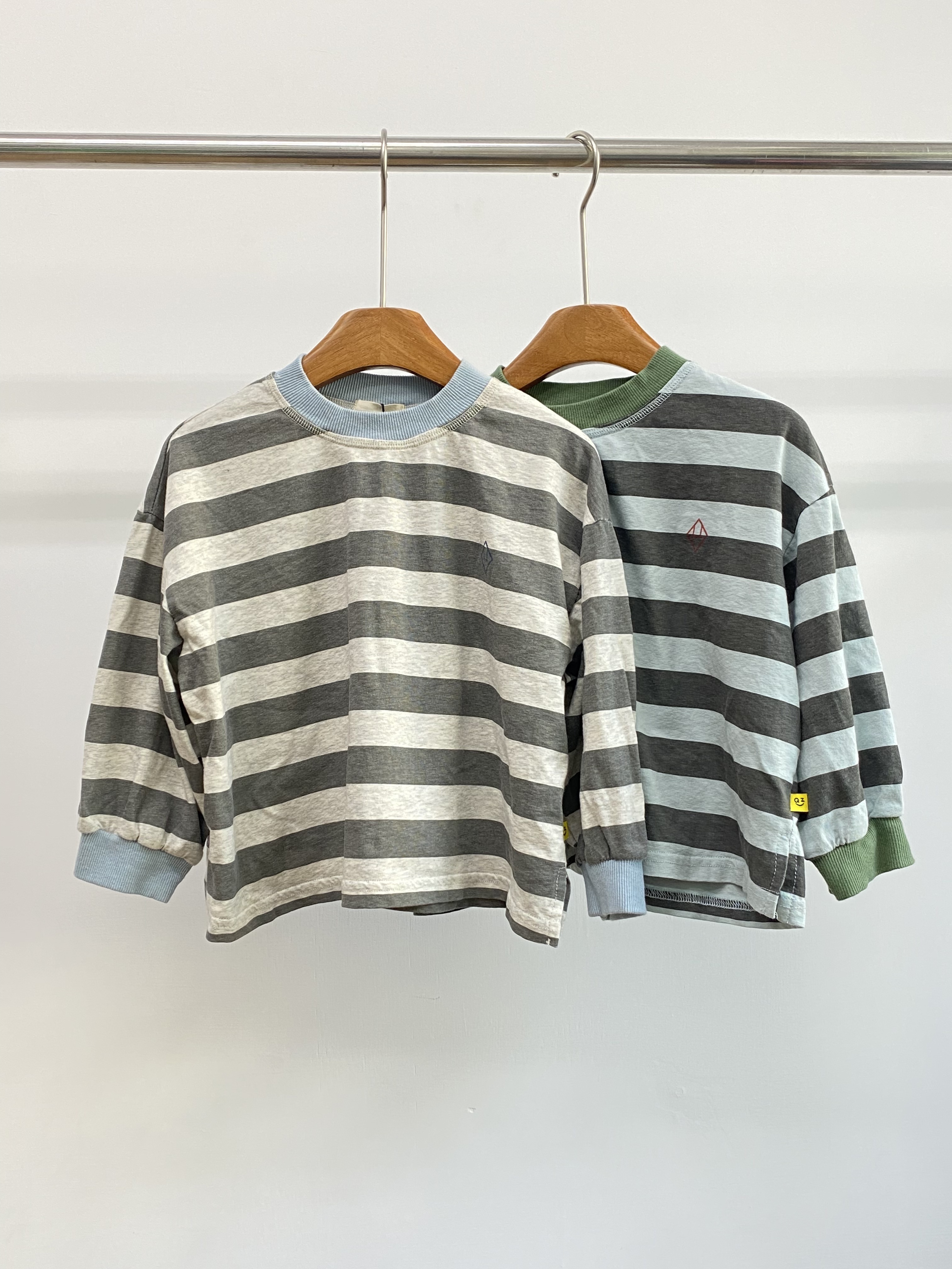 A04657拼色條紋上衣