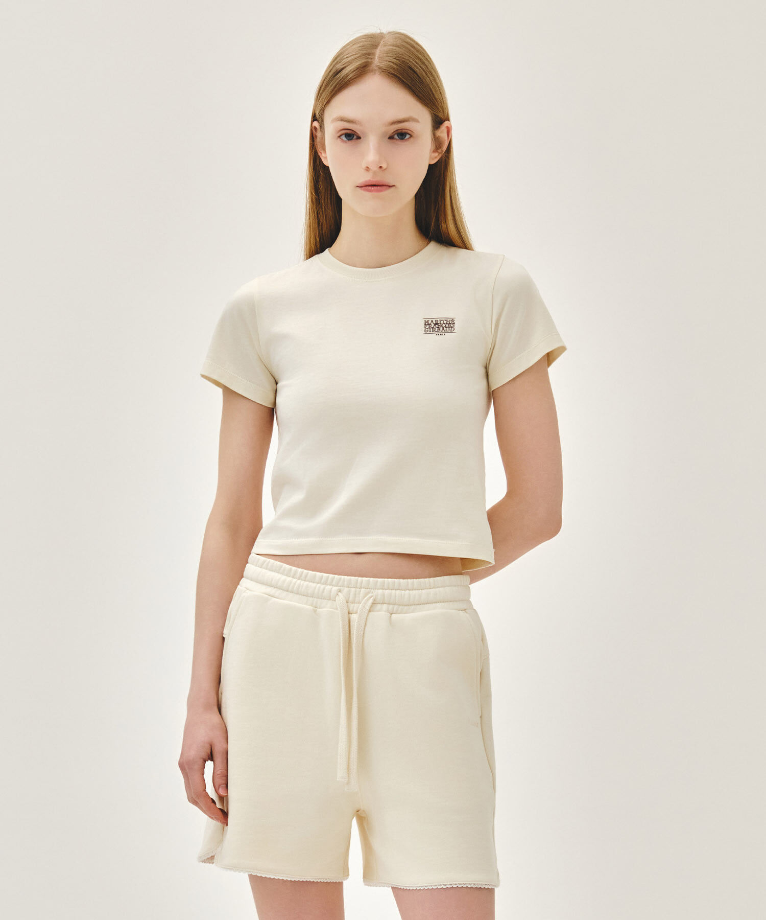 【入LIVECODE一件減至$228😱🔥！】【2026首次春夏封館😍】\凹凸感LOGO/【MFG】W ANTIQUE CLASSIC LOGO SLIM CROP TEE (Charcoal/Cream/Red)