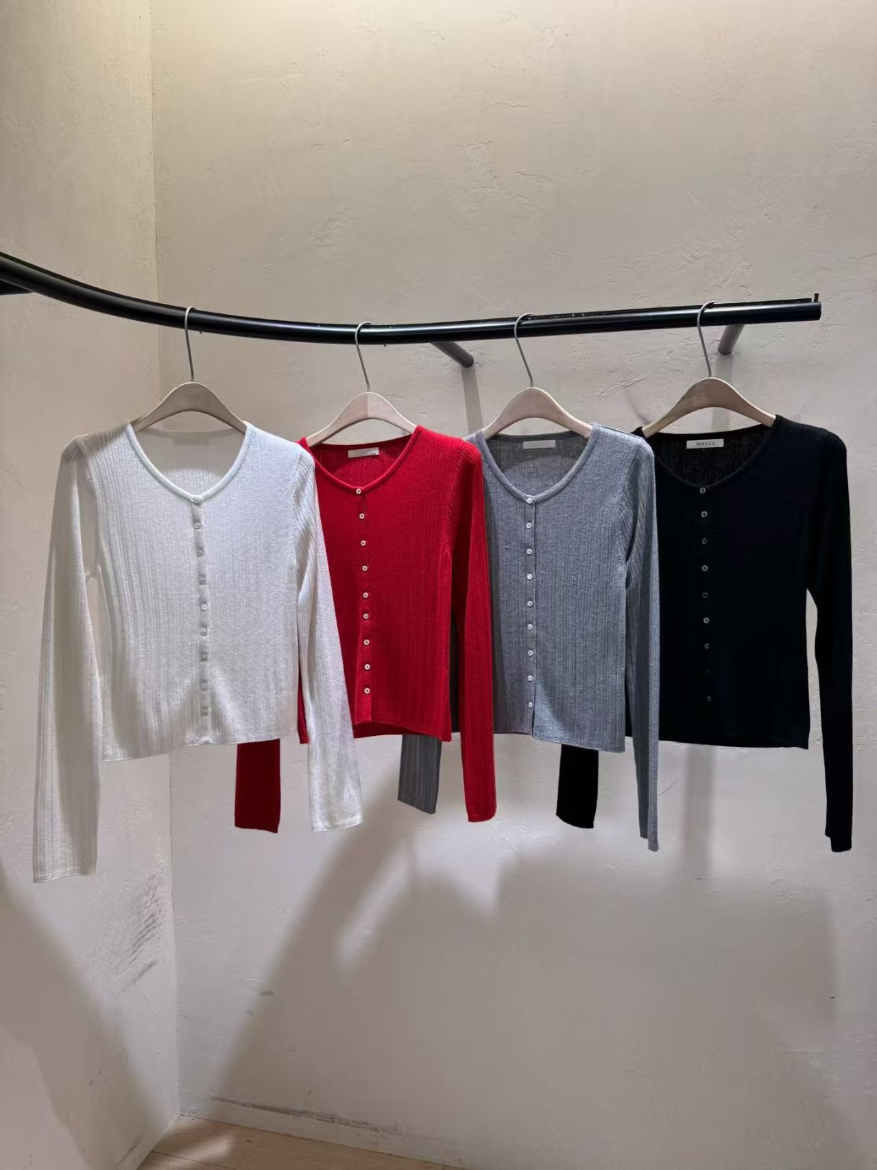 WJ6006 暗坑紋排扣小V上衣