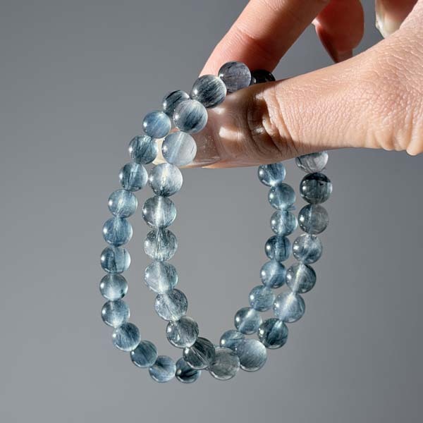 藍髮晶手串光線下呈現不同的色調