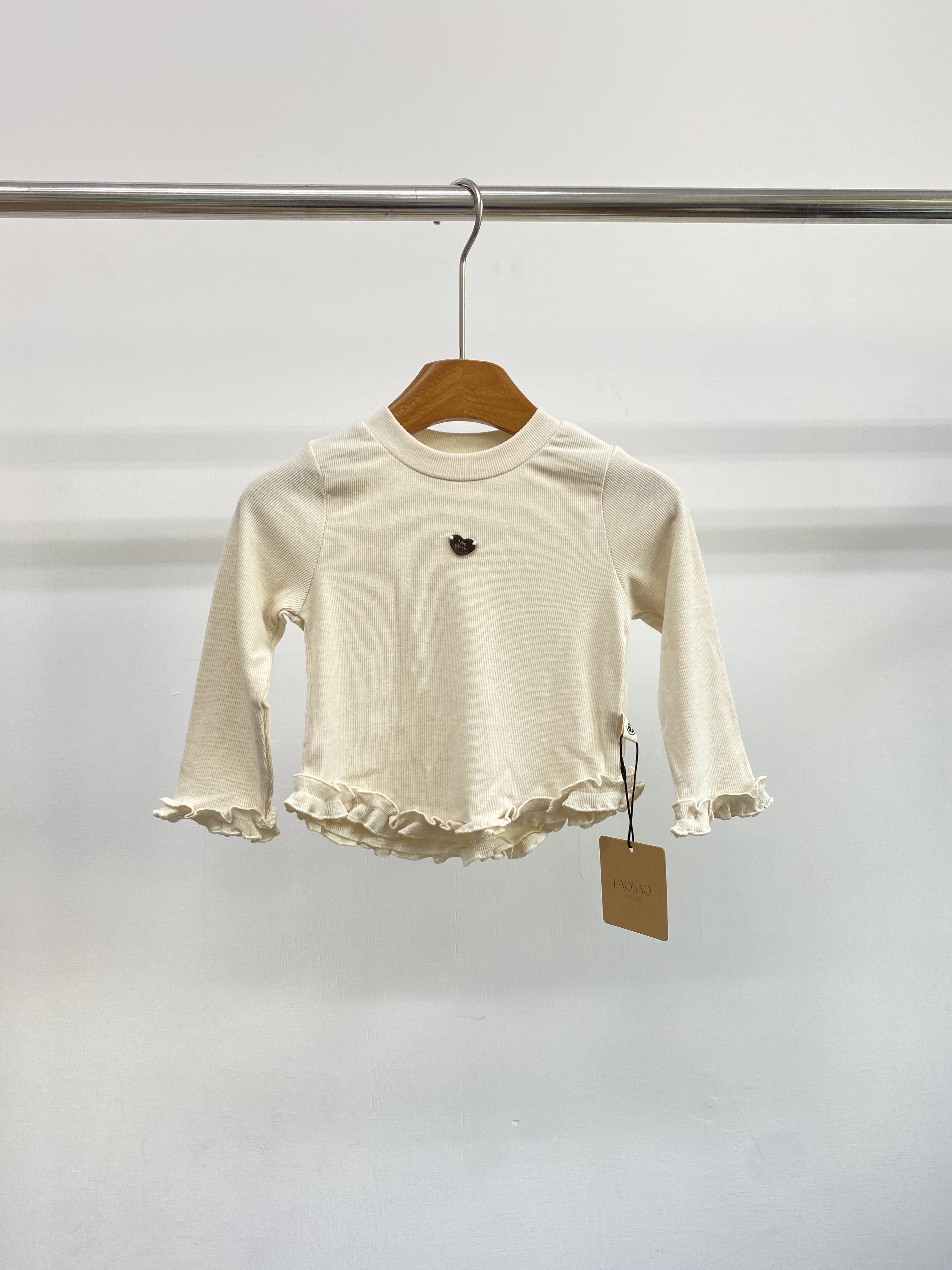 A04679愛心木釦花邊造型上衣