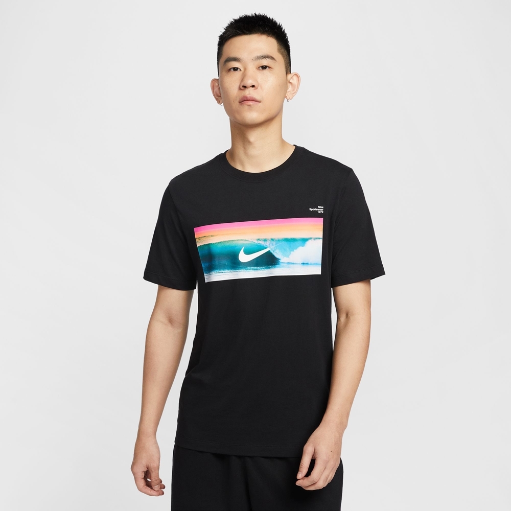 NIKE 短T AS U NSW TEE OC PHOTO 2 黑 印花 短袖 男 HJ0761-010