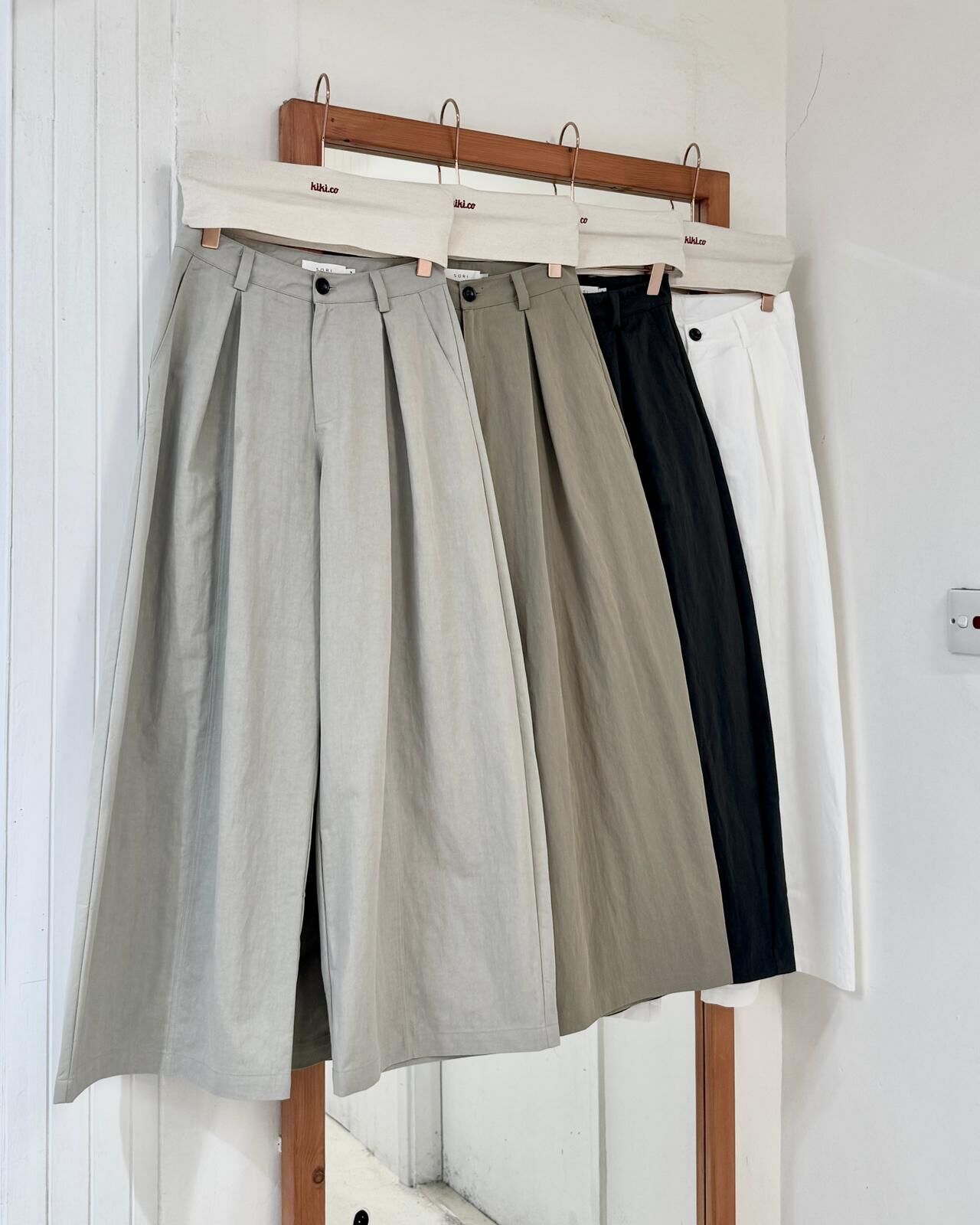 倒v褶腰薄料微彎闊褲