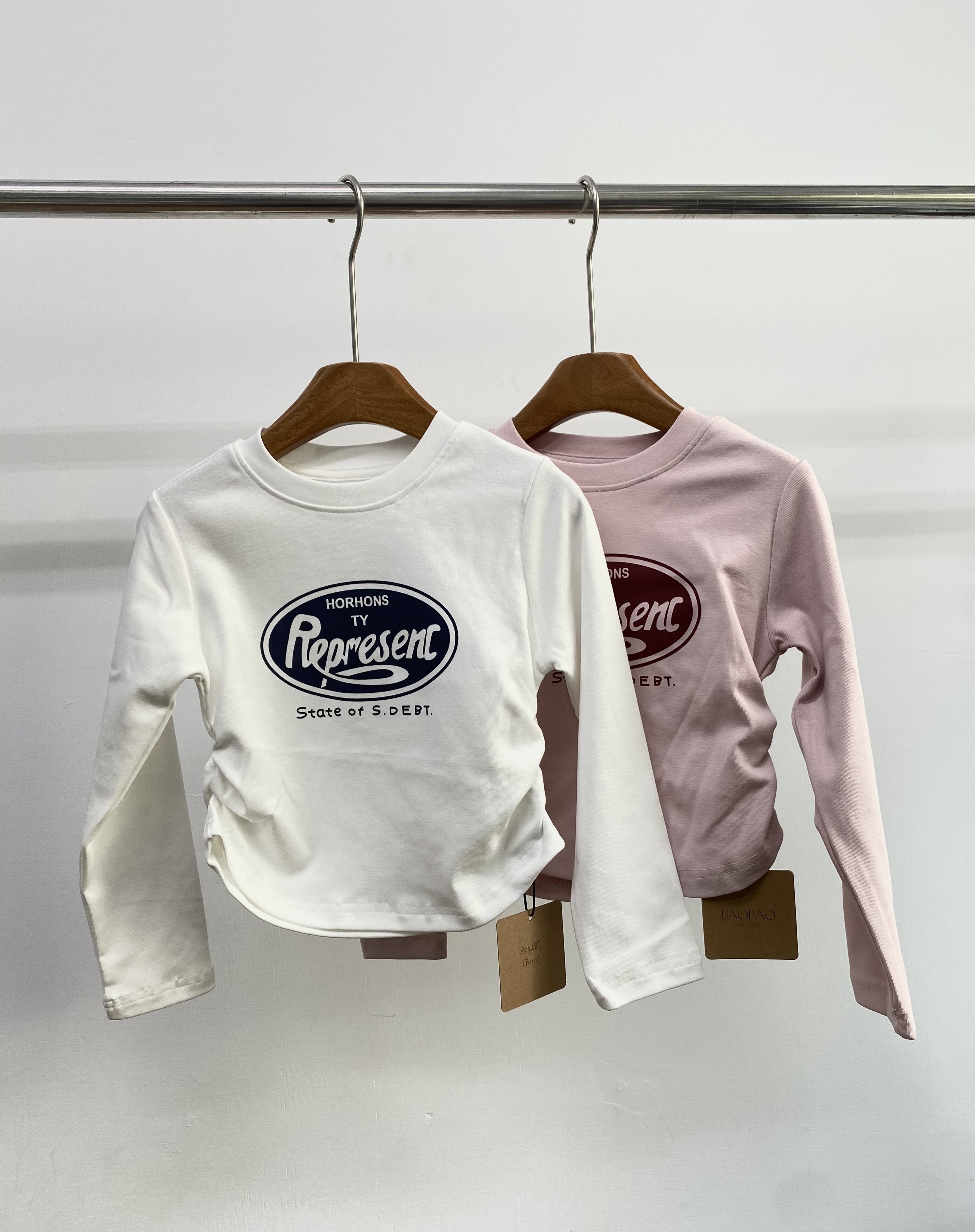 A04687側腰抓皺字母上衣