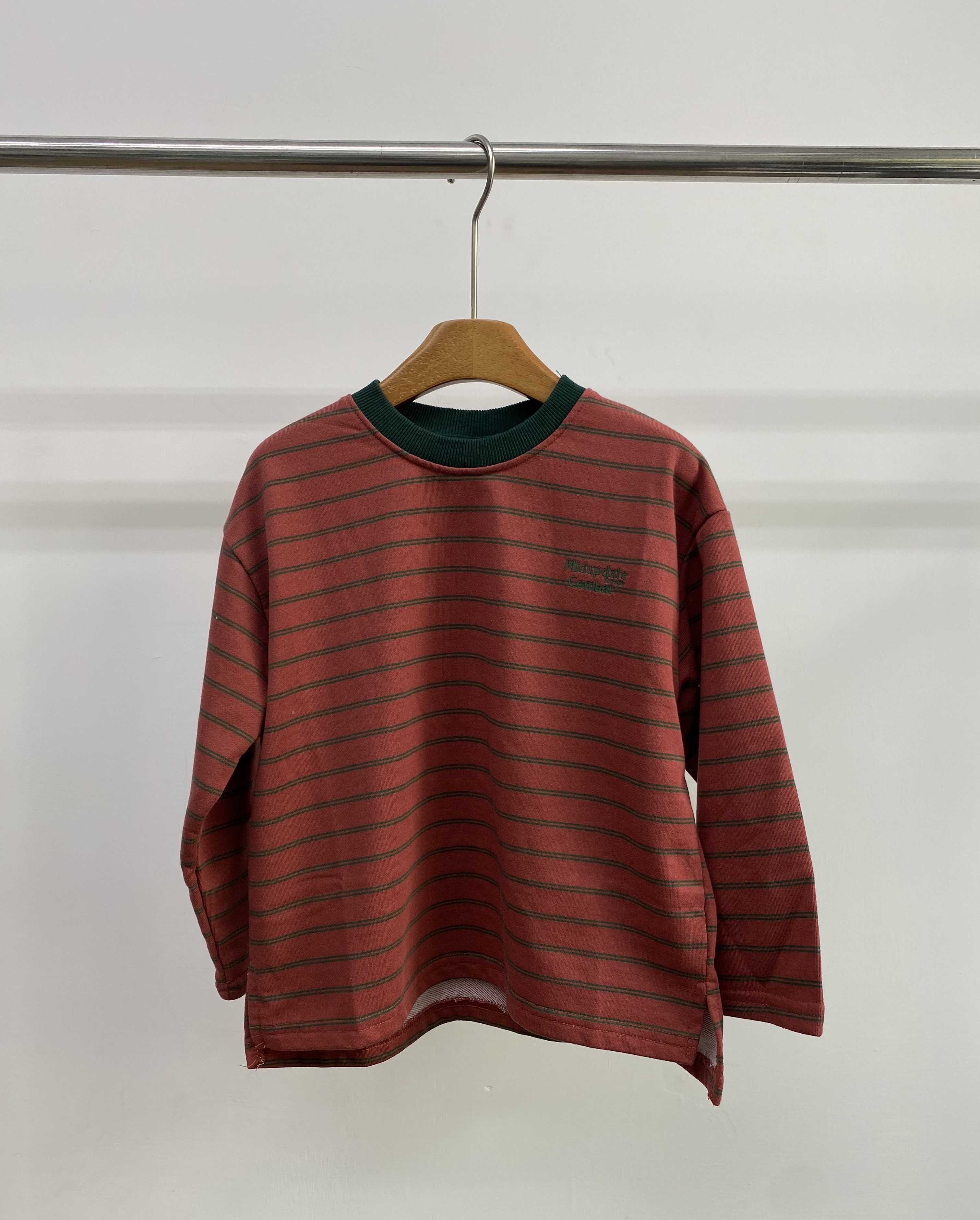 A04688繡字條紋上衣