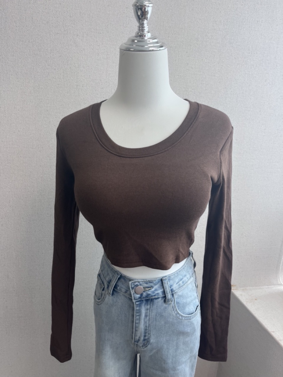 編號15(咖內磨毛坑條圓領罩杯上衣)