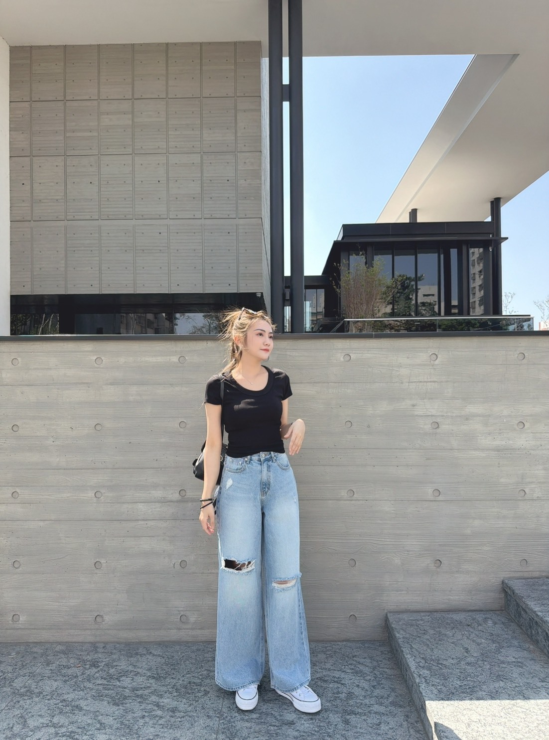 ［預購］🔥03.25春夏新品］💥好穿到必須包色］🇰🇷正韓圓領超彈薄款透氣棉側小刺繡logo上衣（黑色/四色）