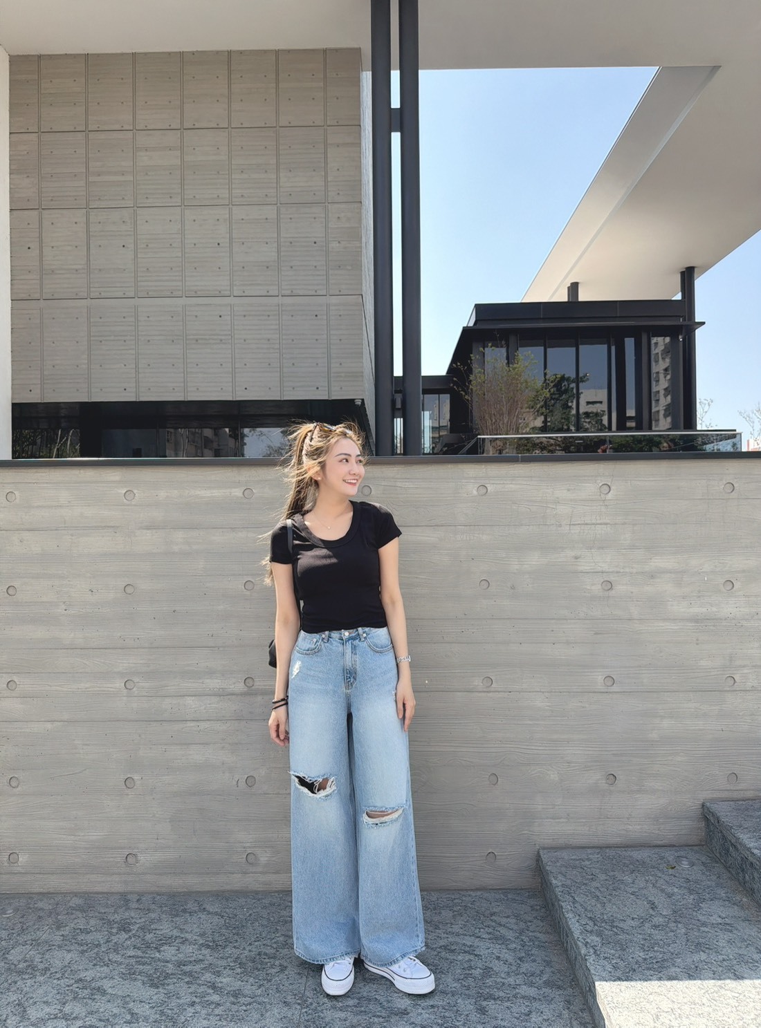 ［預購］🔥03.25春夏新品］💥好穿到必須包色］🇰🇷正韓圓領超彈薄款透氣棉側小刺繡logo上衣（黑色/四色）