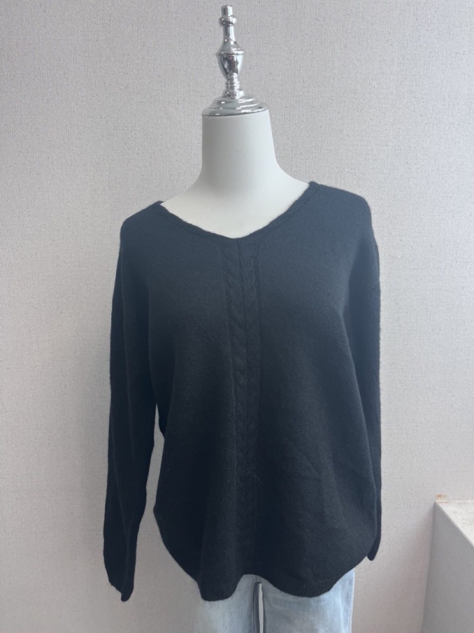 編號18(黑色V領毛衣)