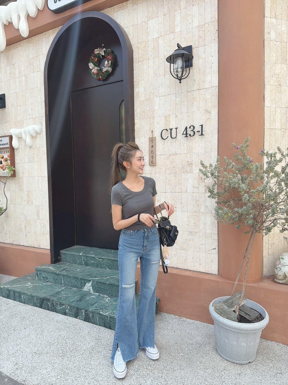 ［預購］🔥03.25春夏新品］💥好穿到必須包色］🇰🇷正韓圓領超彈薄款透氣棉側小刺繡logo上衣（墨灰/四色）