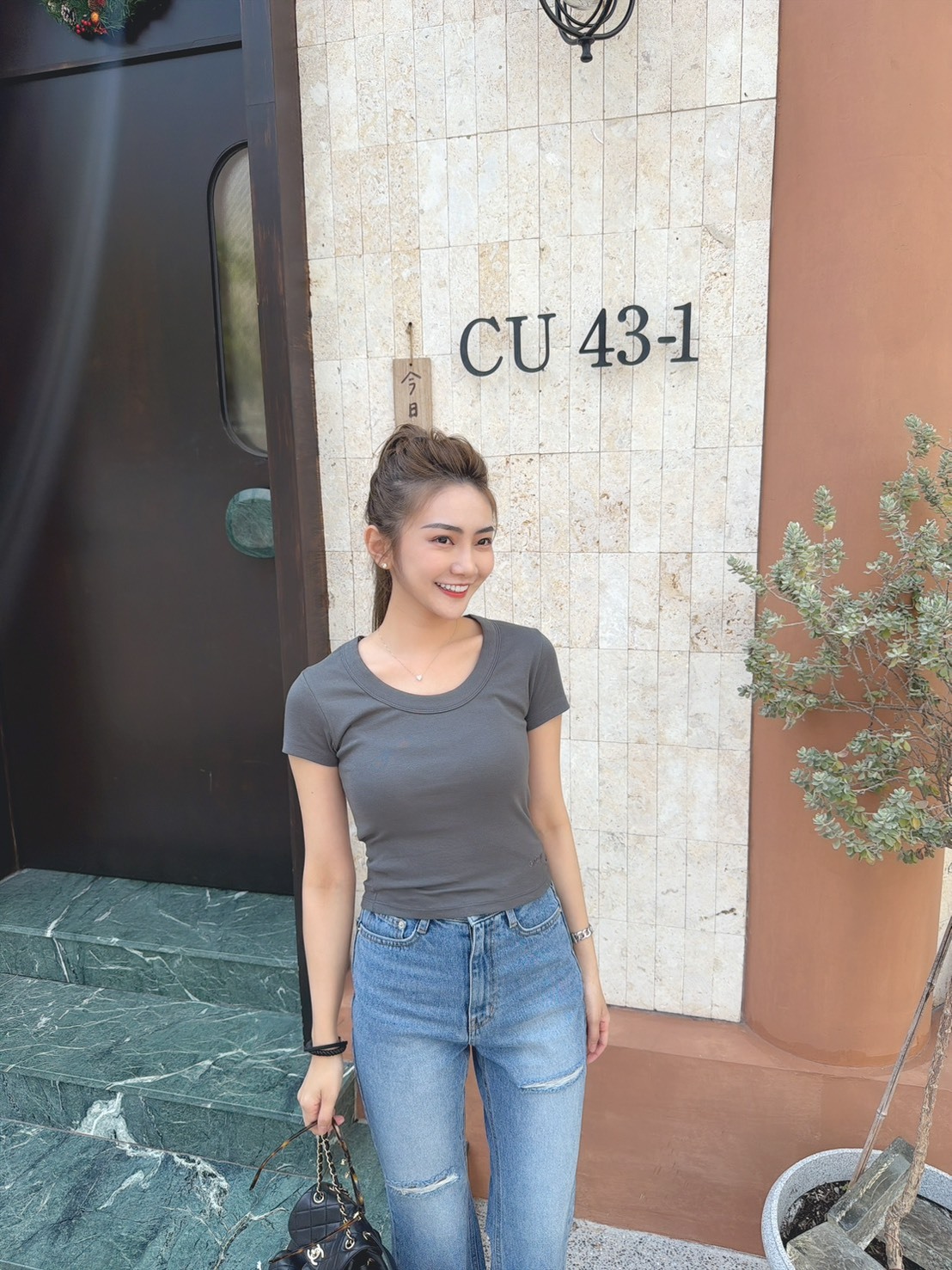 ［預購］🔥03.25春夏新品］💥好穿到必須包色］🇰🇷正韓圓領超彈薄款透氣棉側小刺繡logo上衣（墨灰/四色）