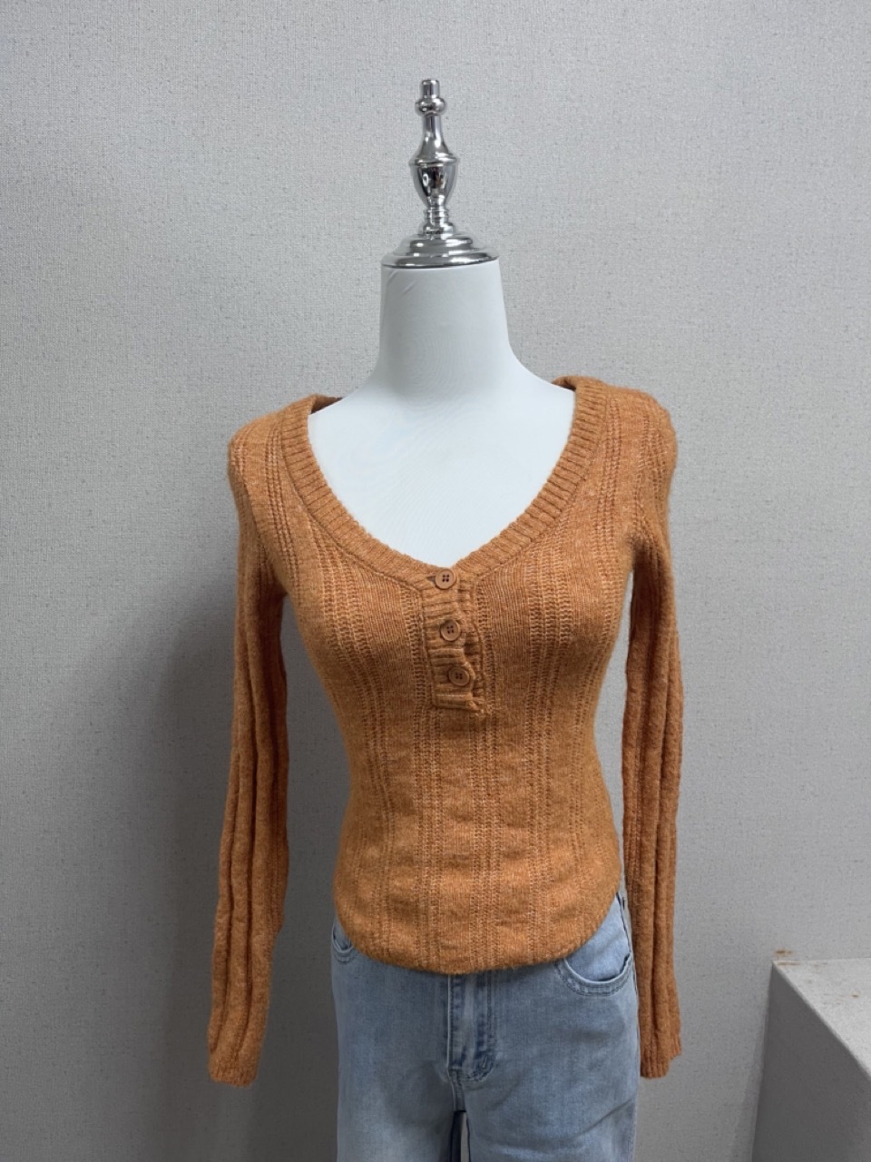 編號22(V領針織開釦上衣)