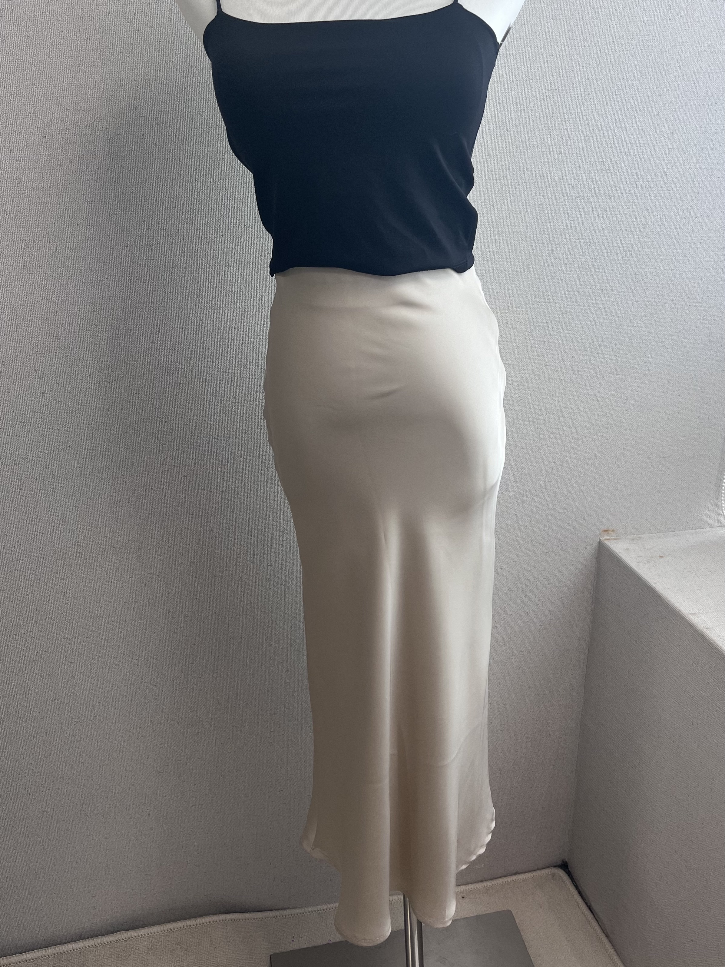 編號28(香檳金長裙)