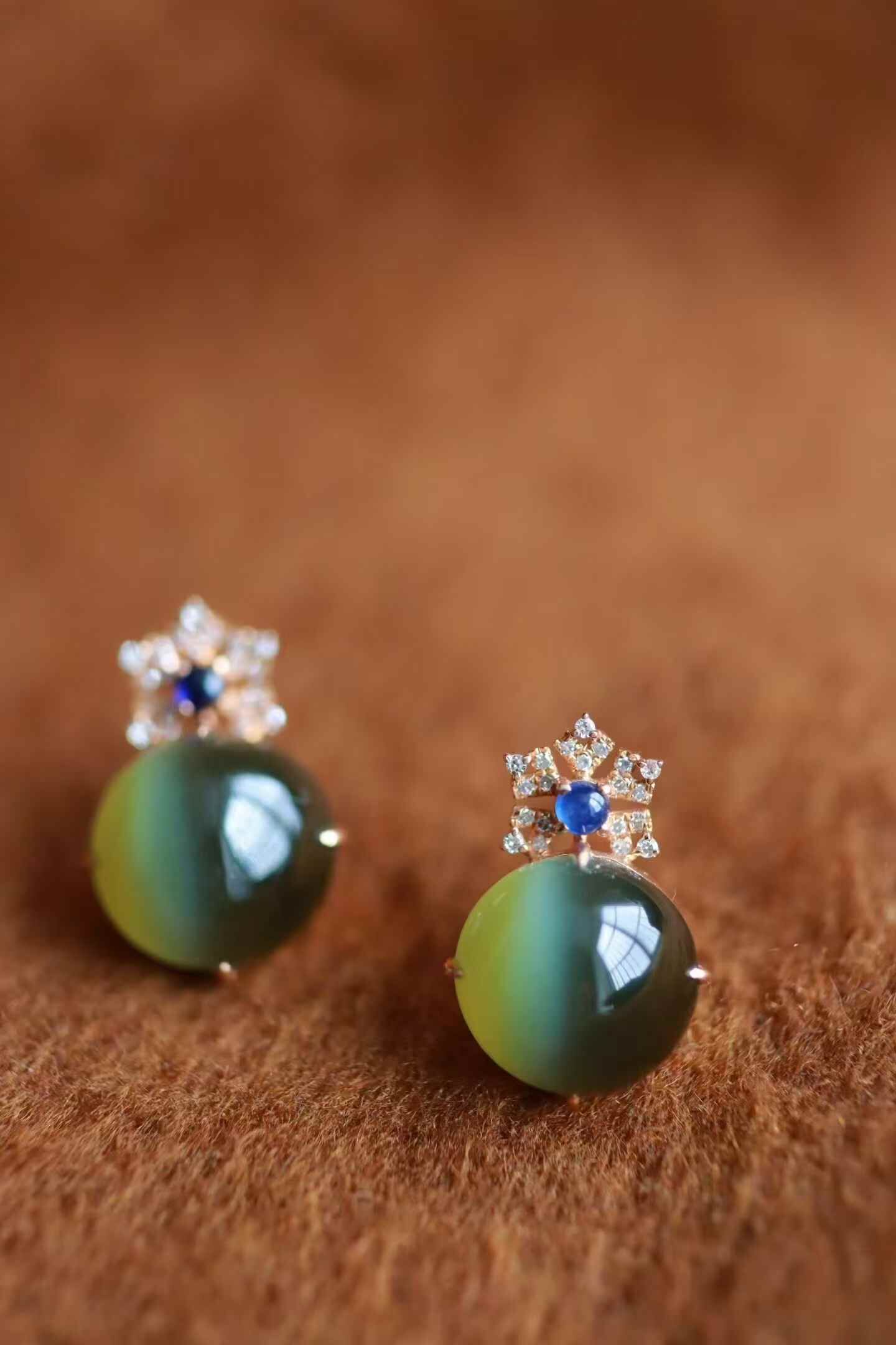 320747 和田玉金綠貓眼耳釘