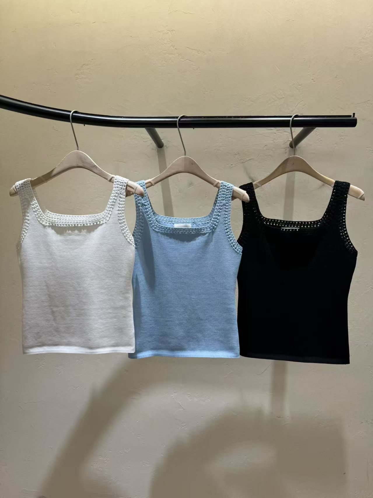 WJ6050 洞洞織紋拼邊方領背心