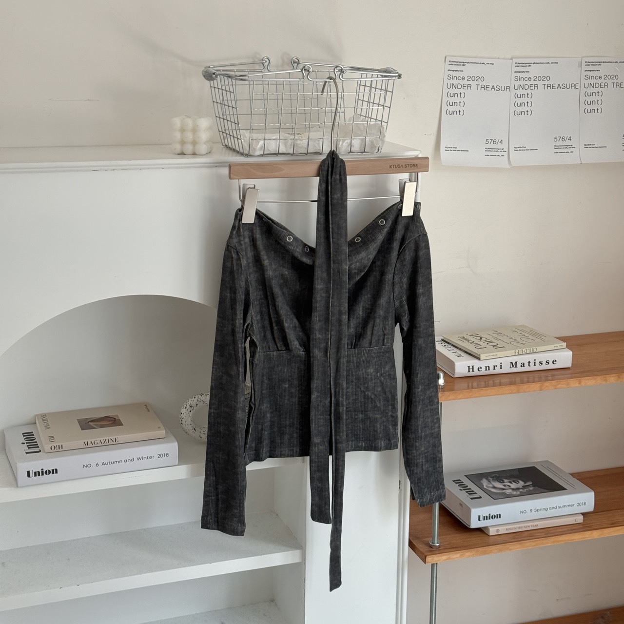 9653 條紋鉚釘繞脖一字領上衣(R)