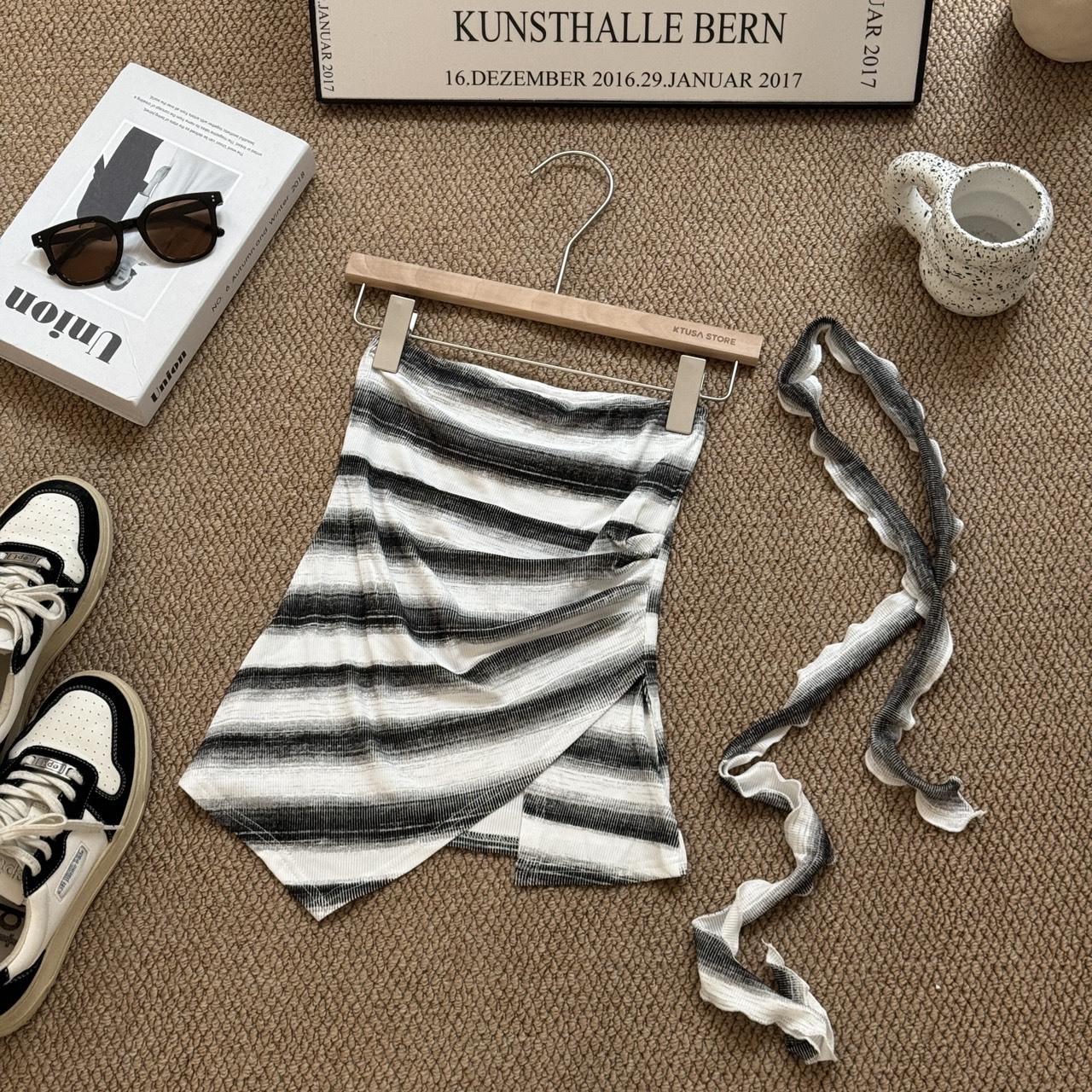 9633黑白條紋繞脖平口上衣（Ｒ）8563