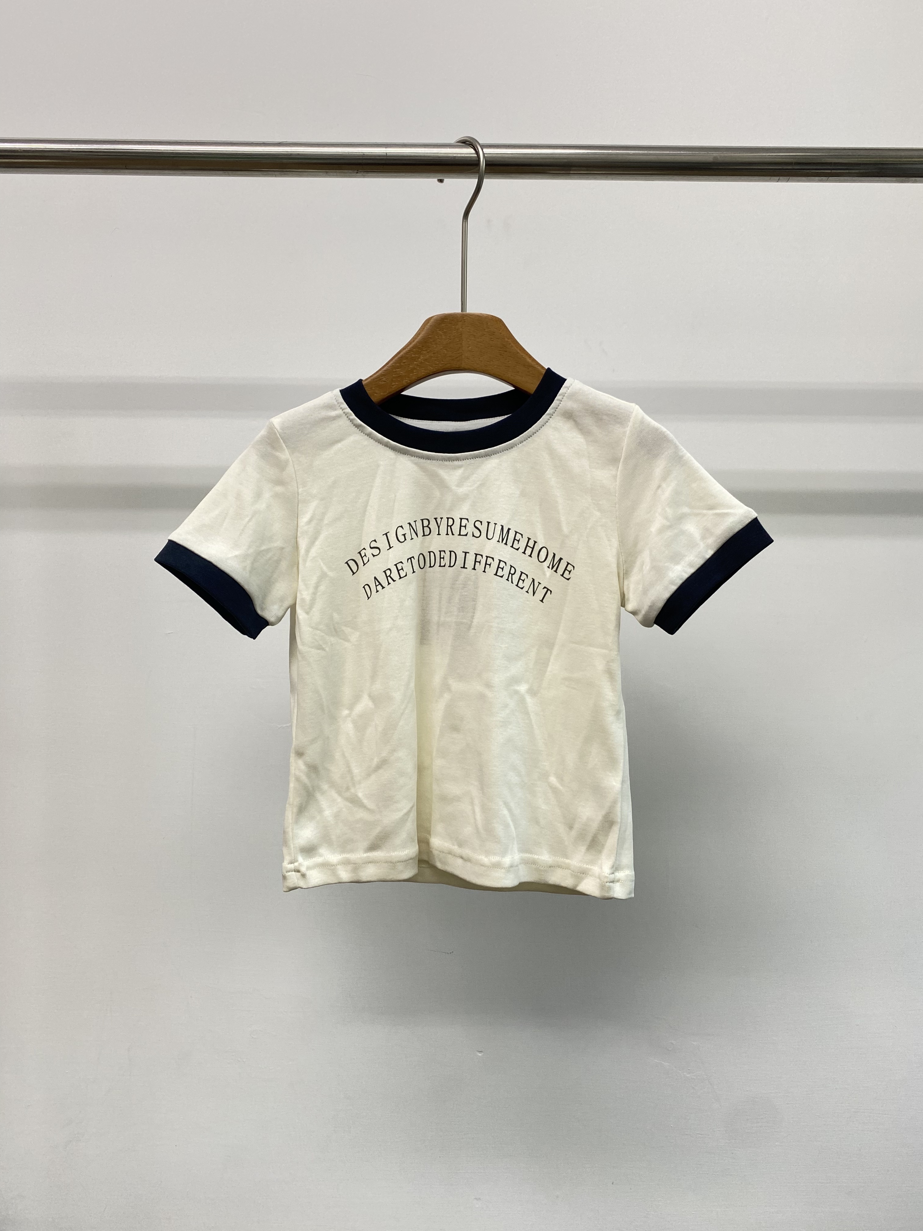 A04717 英文字撞色上衣