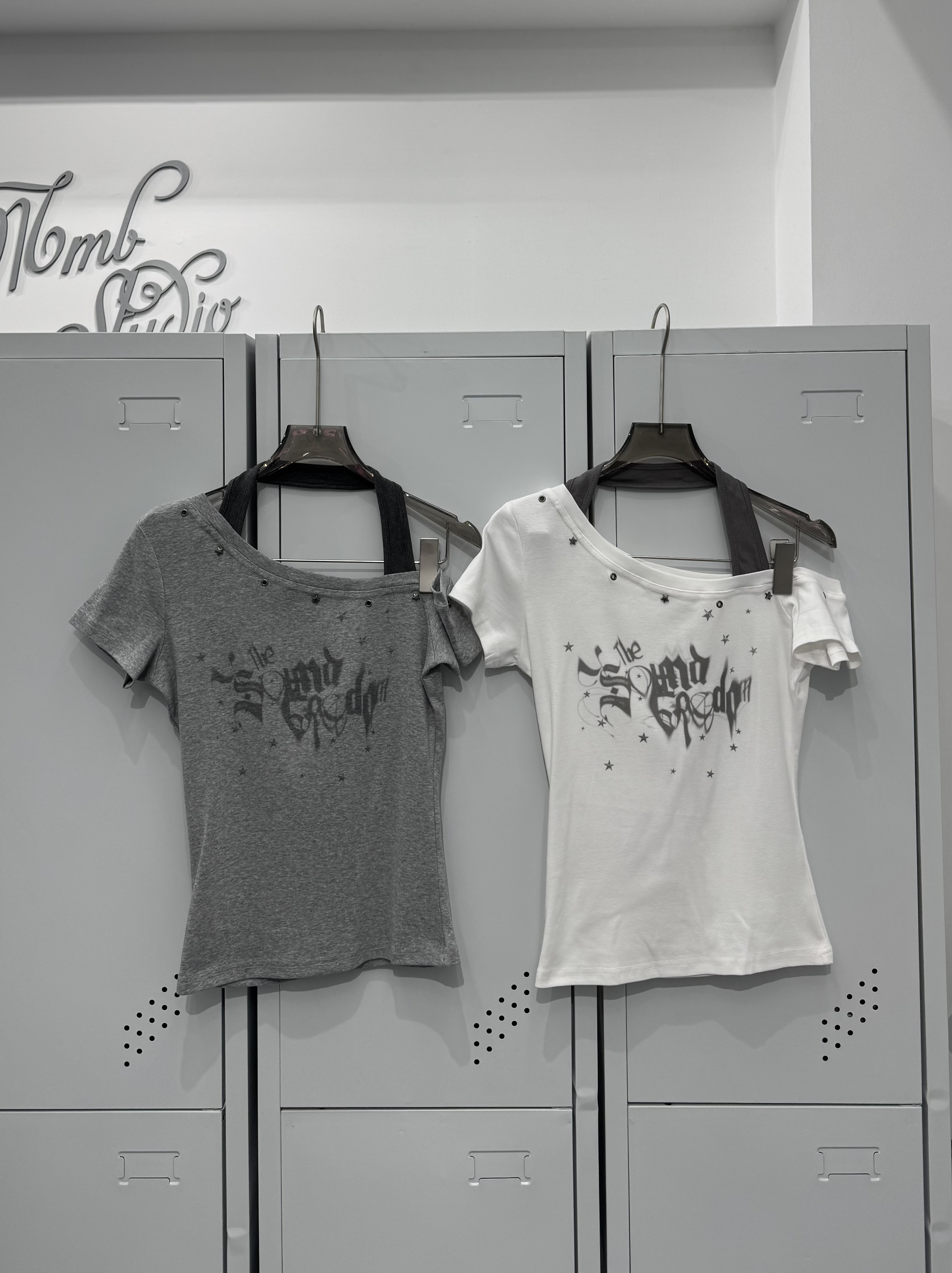 甜酷假兩件斜領鉚釘上衣