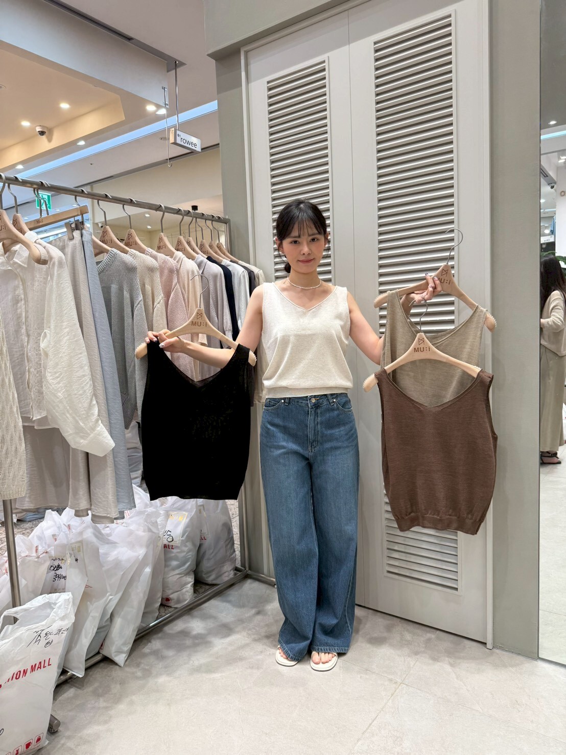 MU6027 V領壓褶下擺背心