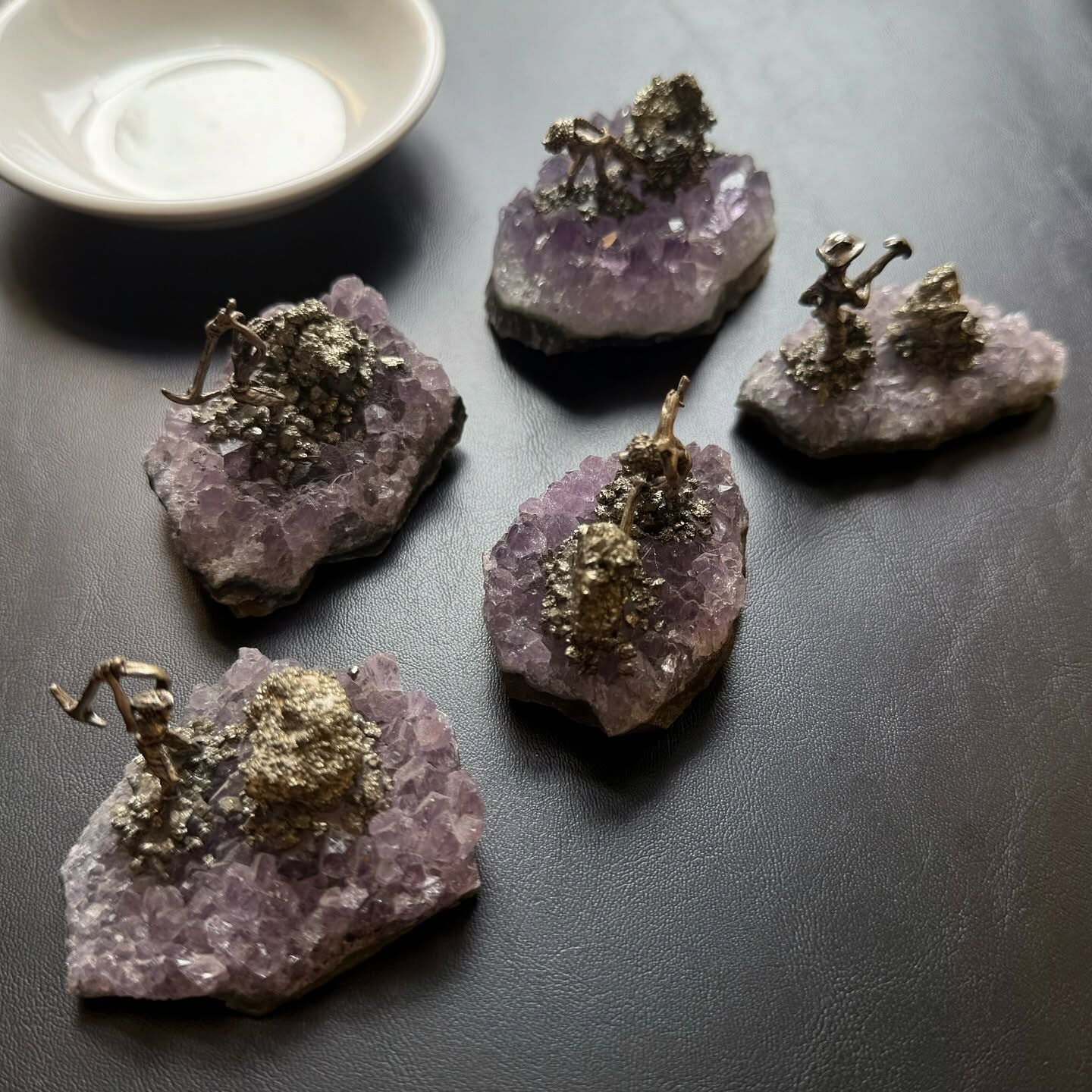 [原石] 紫水晶簇 黃鐵礦礦工 水晶擺飾