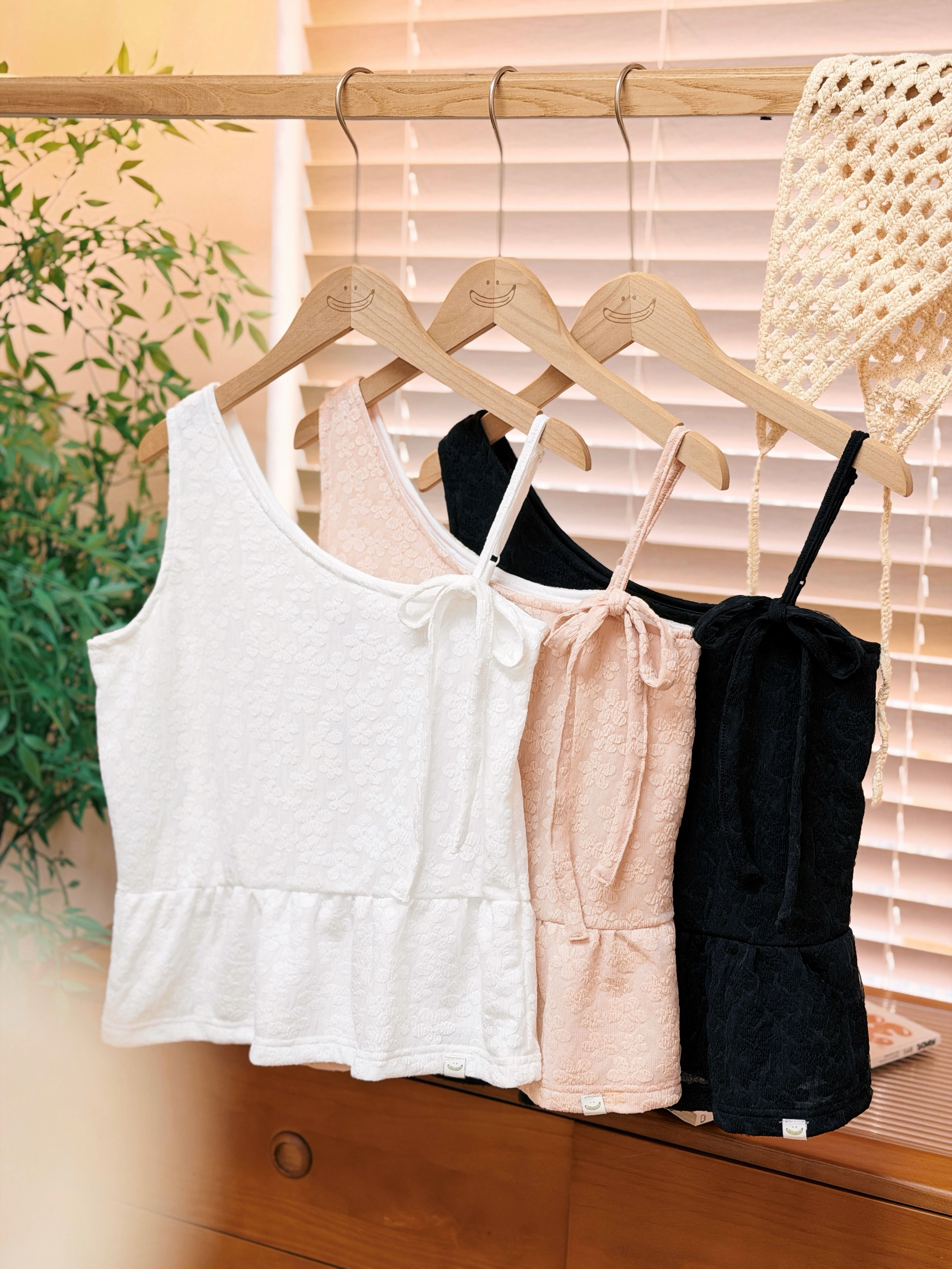 三色 / 斜領蝴蝶結花朵背心 / Asymmetric Floral Textured Ribbon-Tie Peplum Cami