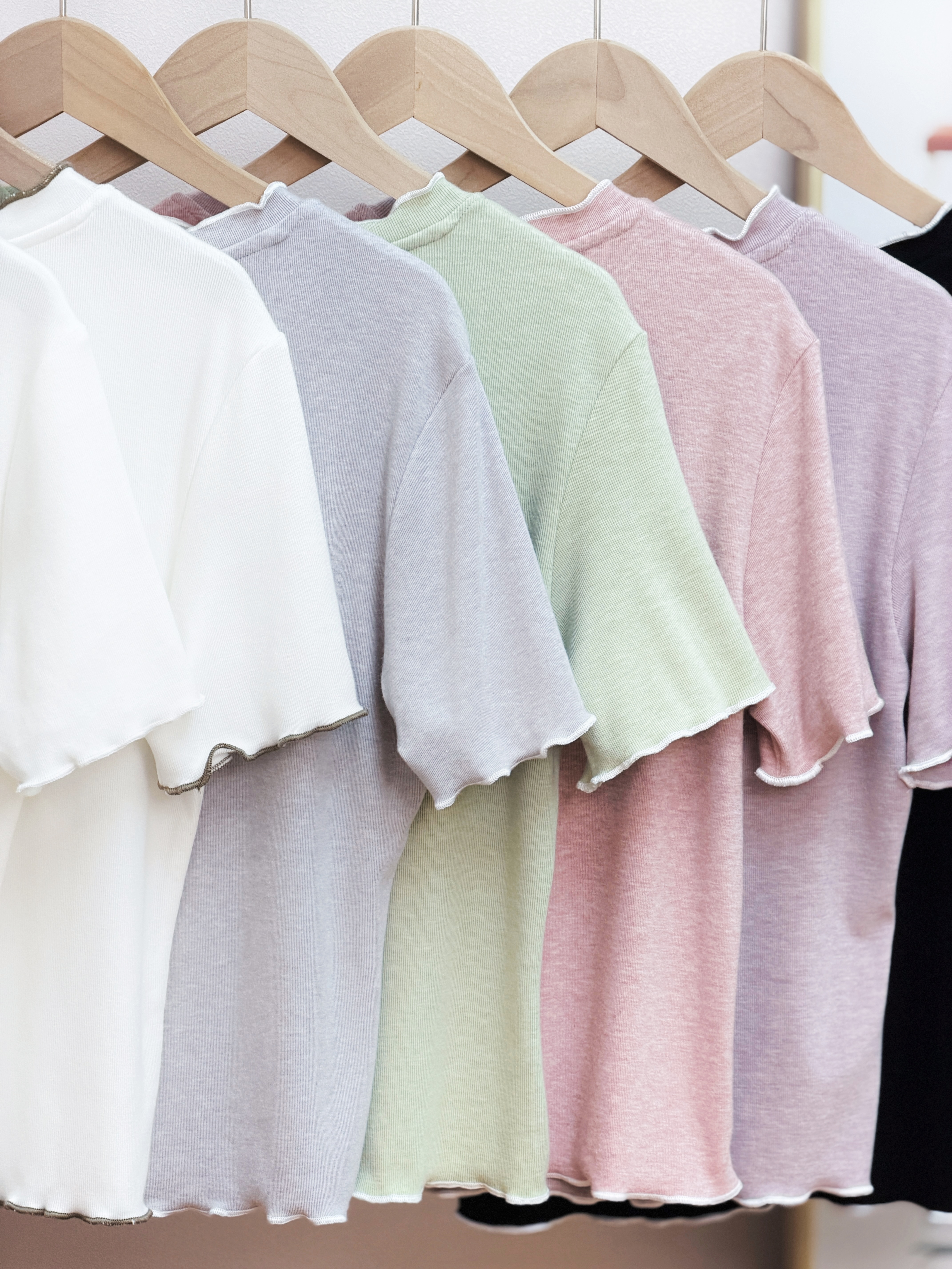 七色 / 麻糬感滾邊短袖上衣 / Mochi-Feel Lettuce Edge Short Sleeve Top