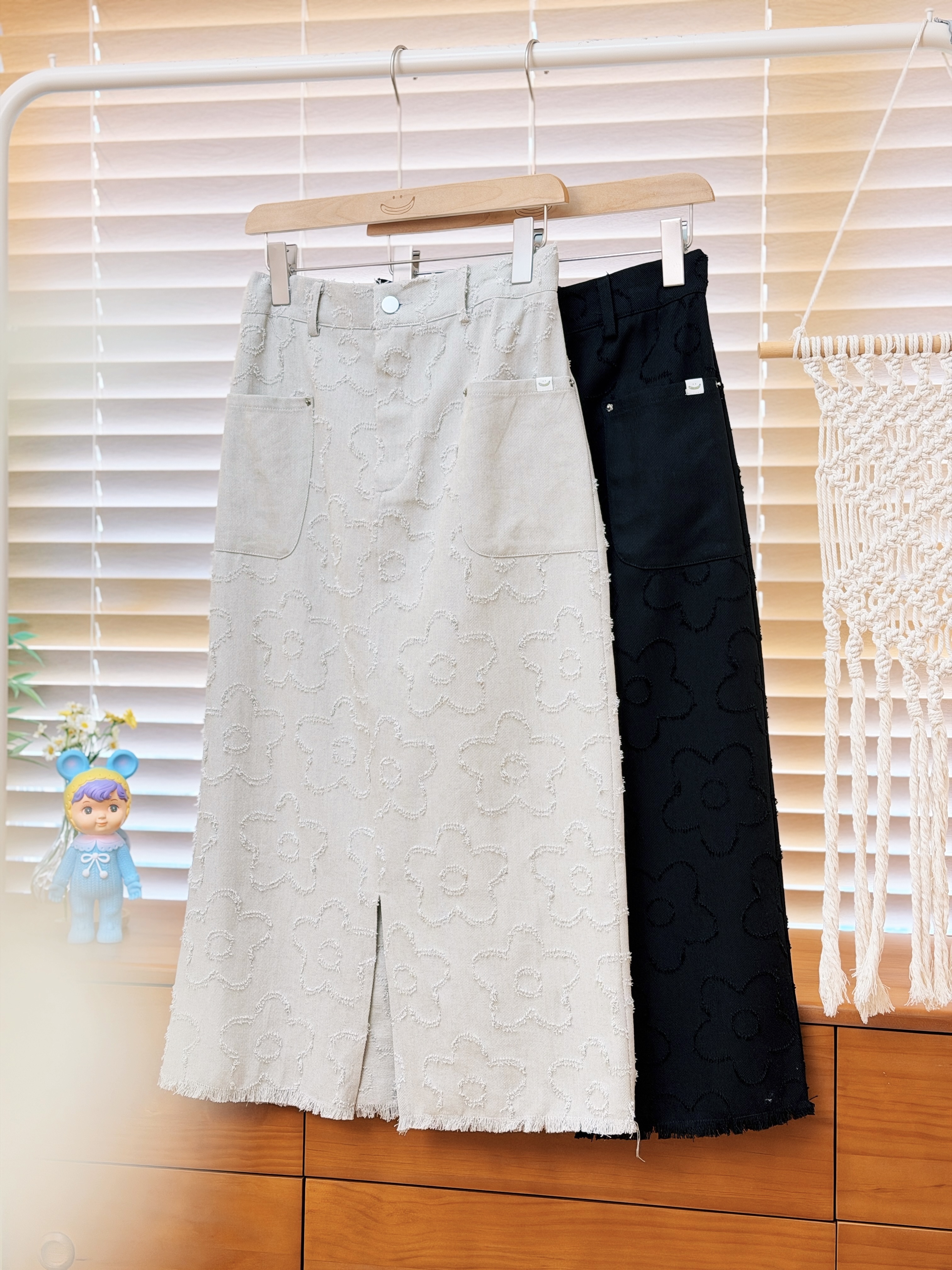 兩色 / 質感花花斜布開叉長裙 / Floral Embroidered Twill Slit Skirt