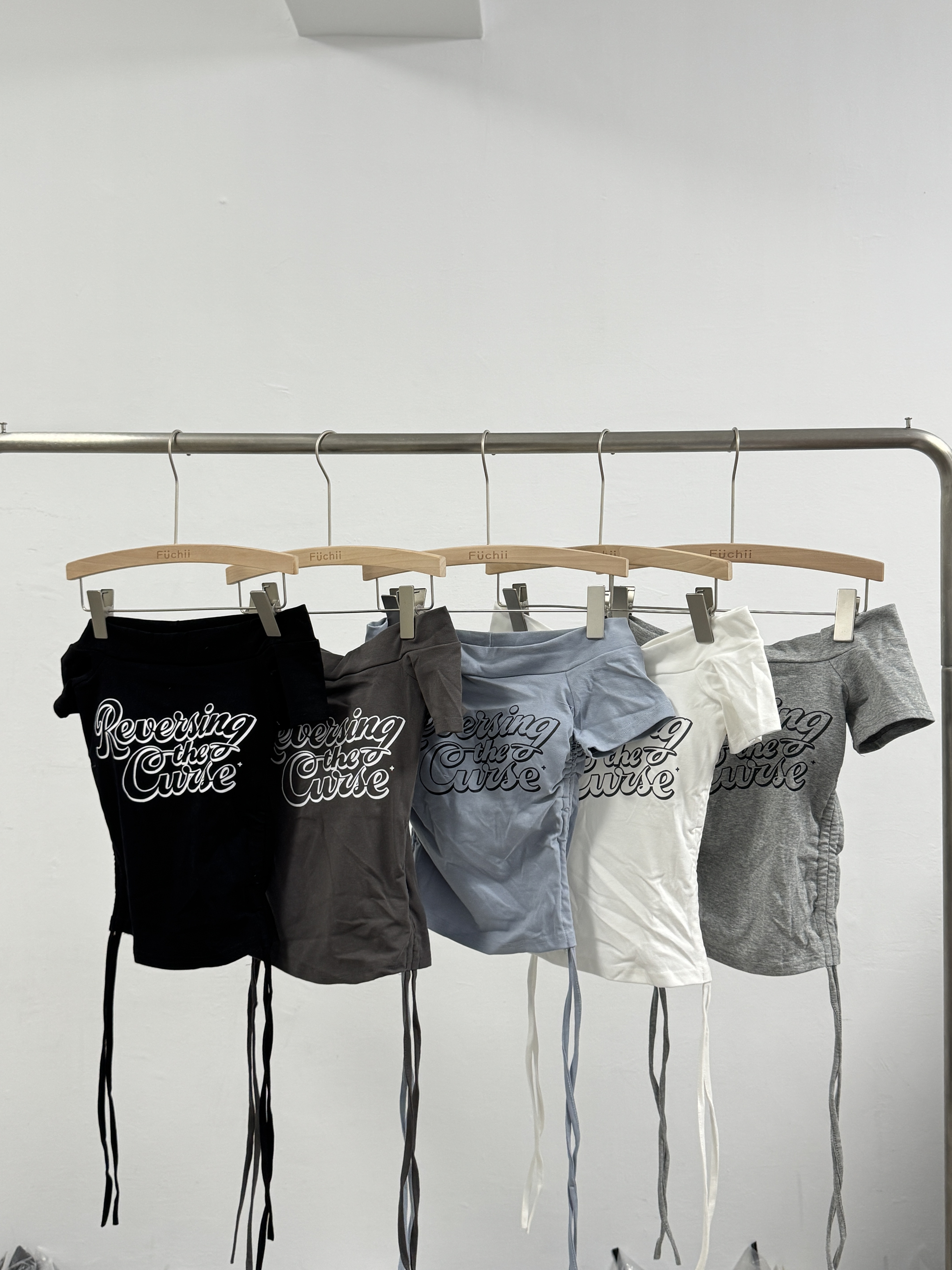 B01字母一字肩抽繩胸墊上衣