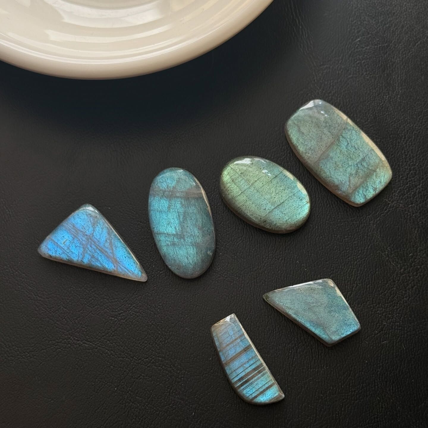 [原石] 拉長石（整面光）水晶蛋面