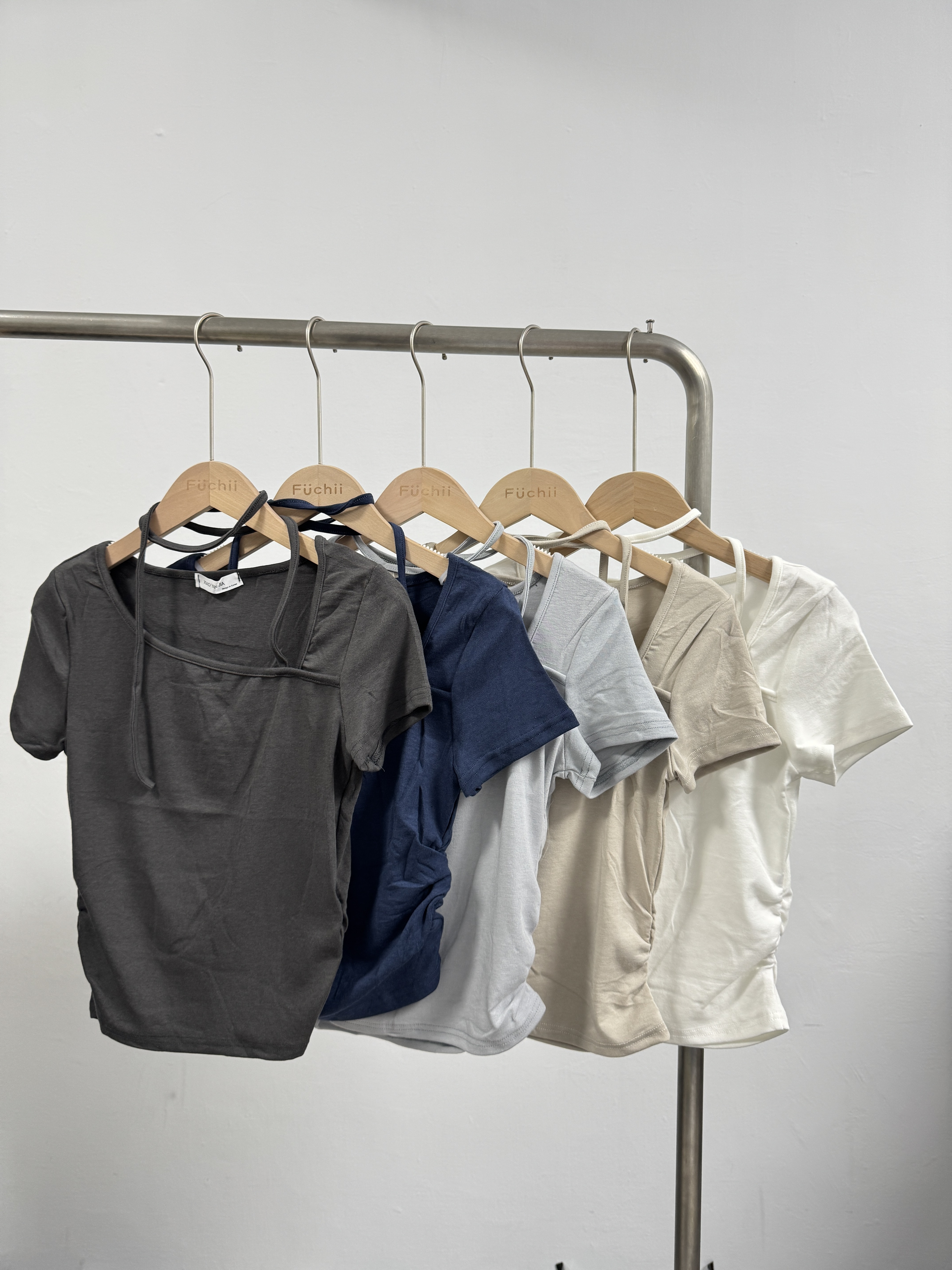 B63百搭斜肩掛脖造型側抓皺上衣