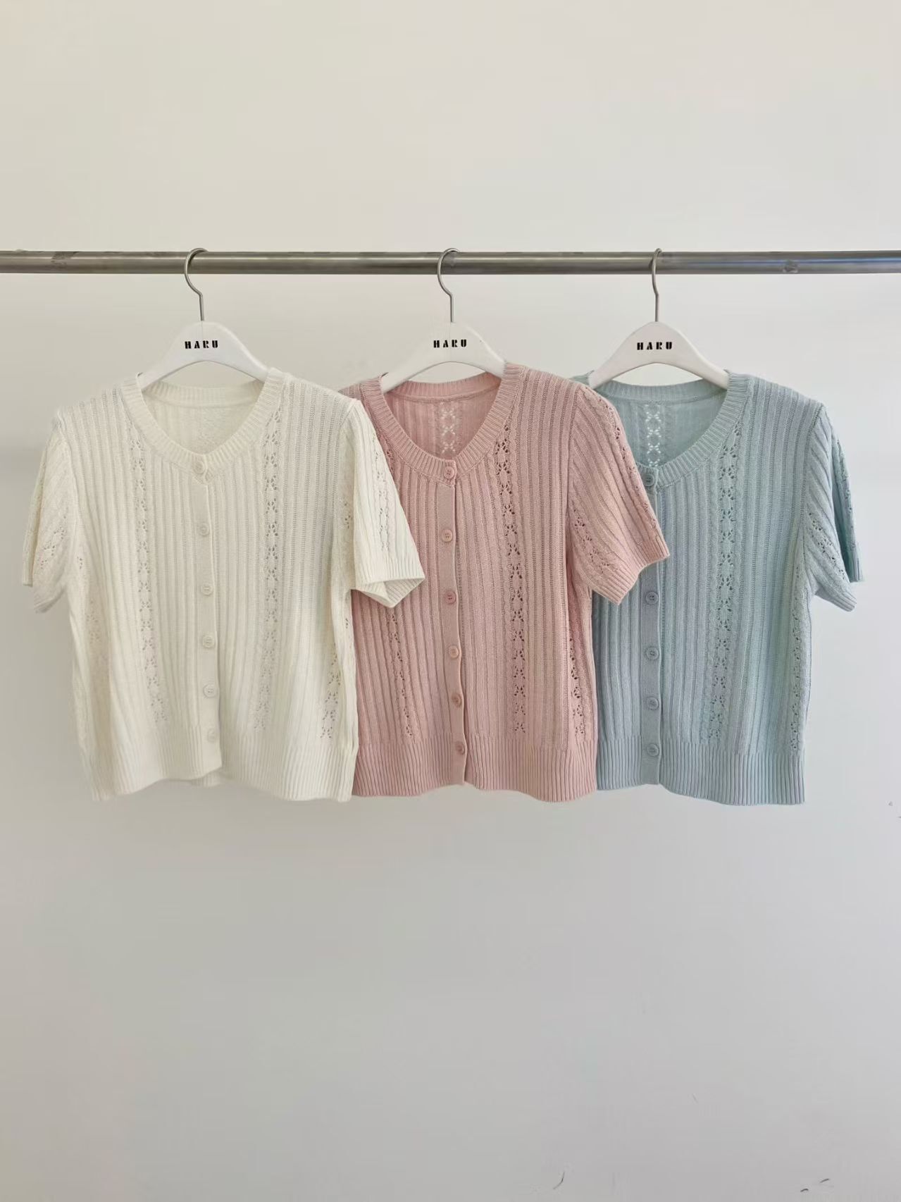 HU6023 交叉洞洞針織上衣