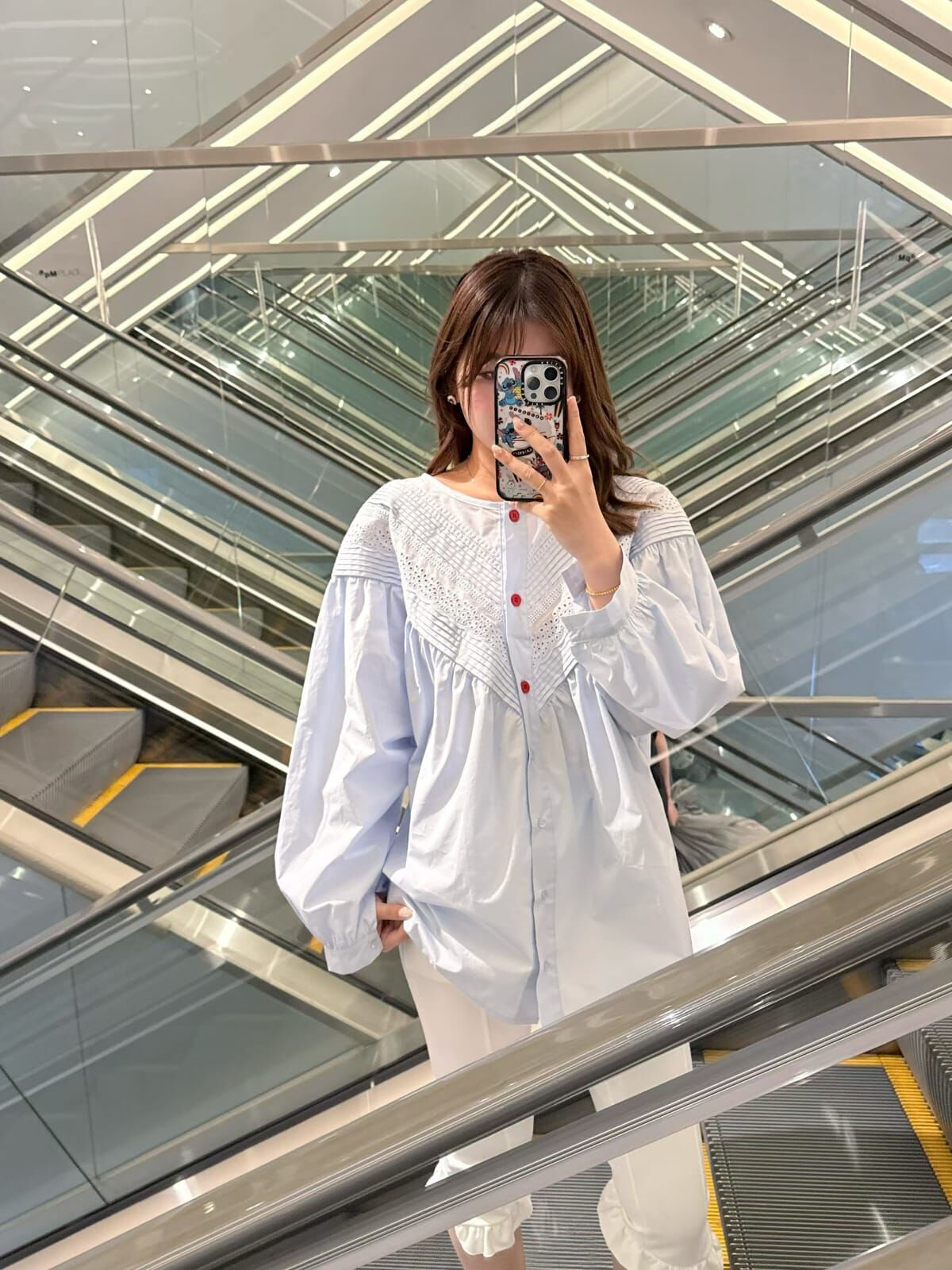 AF6044 V型壓褶通花上衣