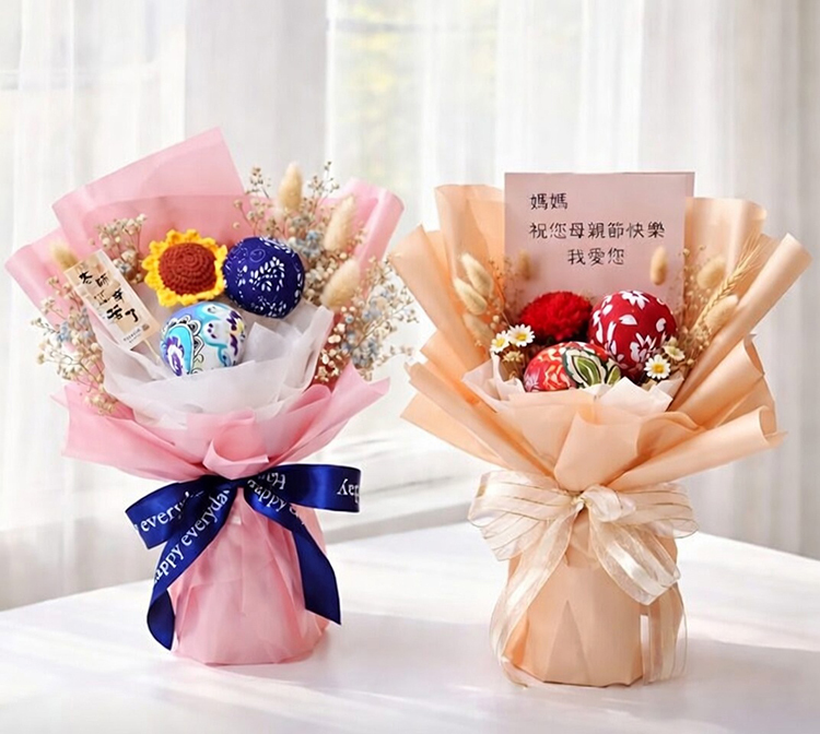 左粉色、右杏色艾草捶花束，內含艾草捶、向日葵、乾燥花與卡片。