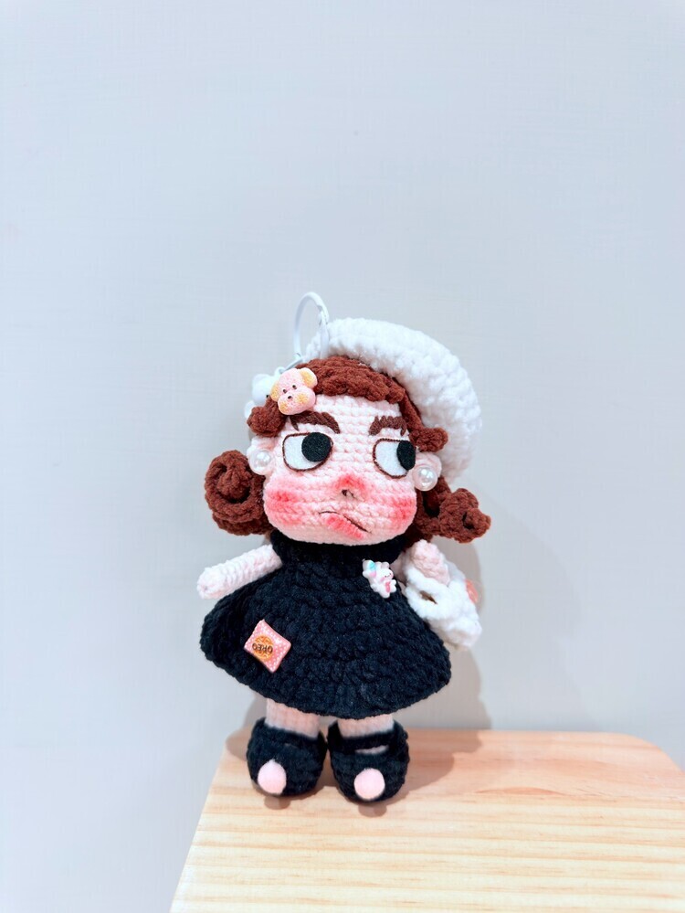 黑白小香風貴婦醜娃吊飾-8號『約13cm』