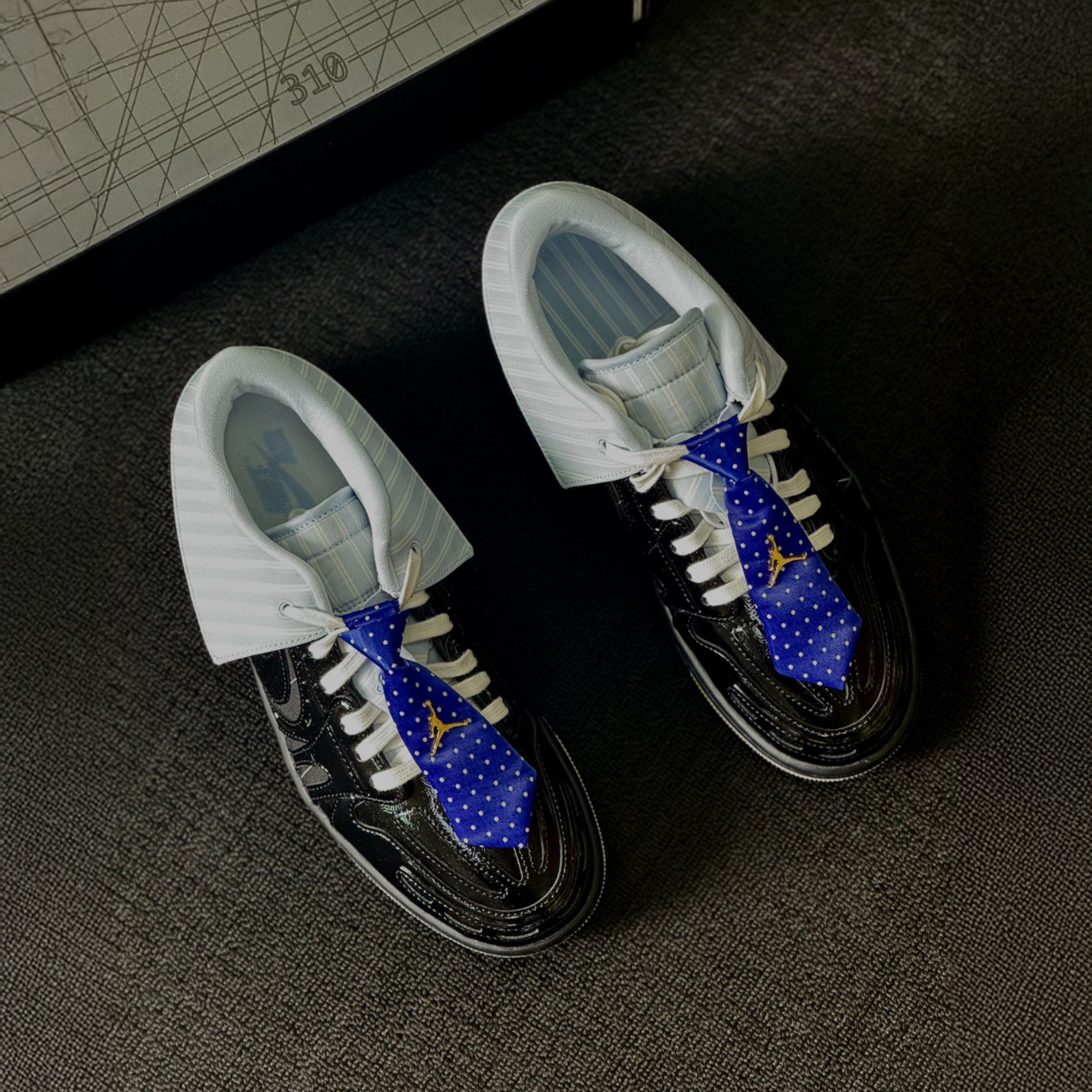 NICEDAY 代購 Nike Air Jordan 1 MM V3 黑色 條紋 漆皮 皮革 西裝 領帶 IR7554-001