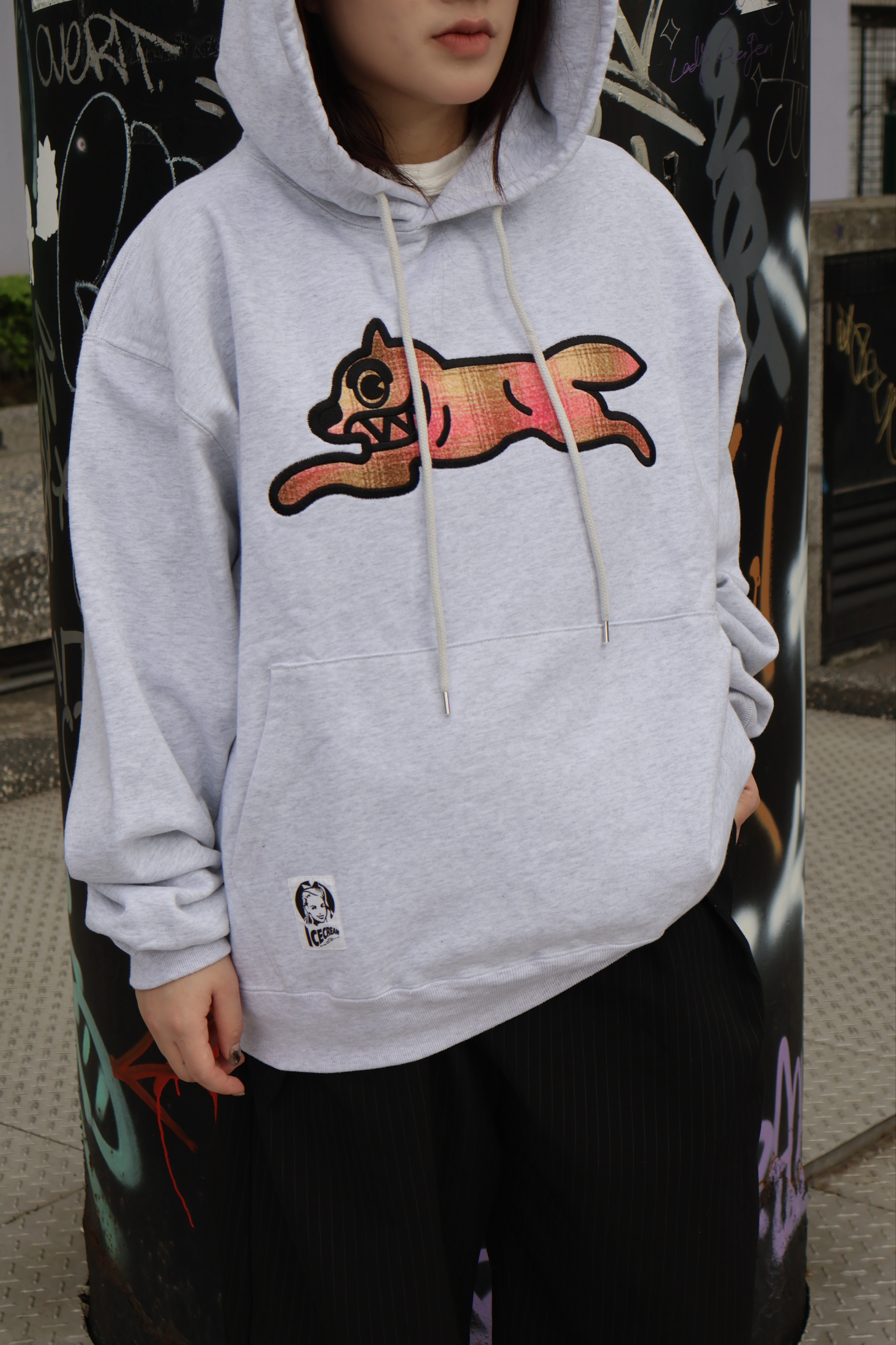 <快速出貨> APPLIQUE LOGO RUNNING DOG HOODIE 飛狗帽踢 黑/灰