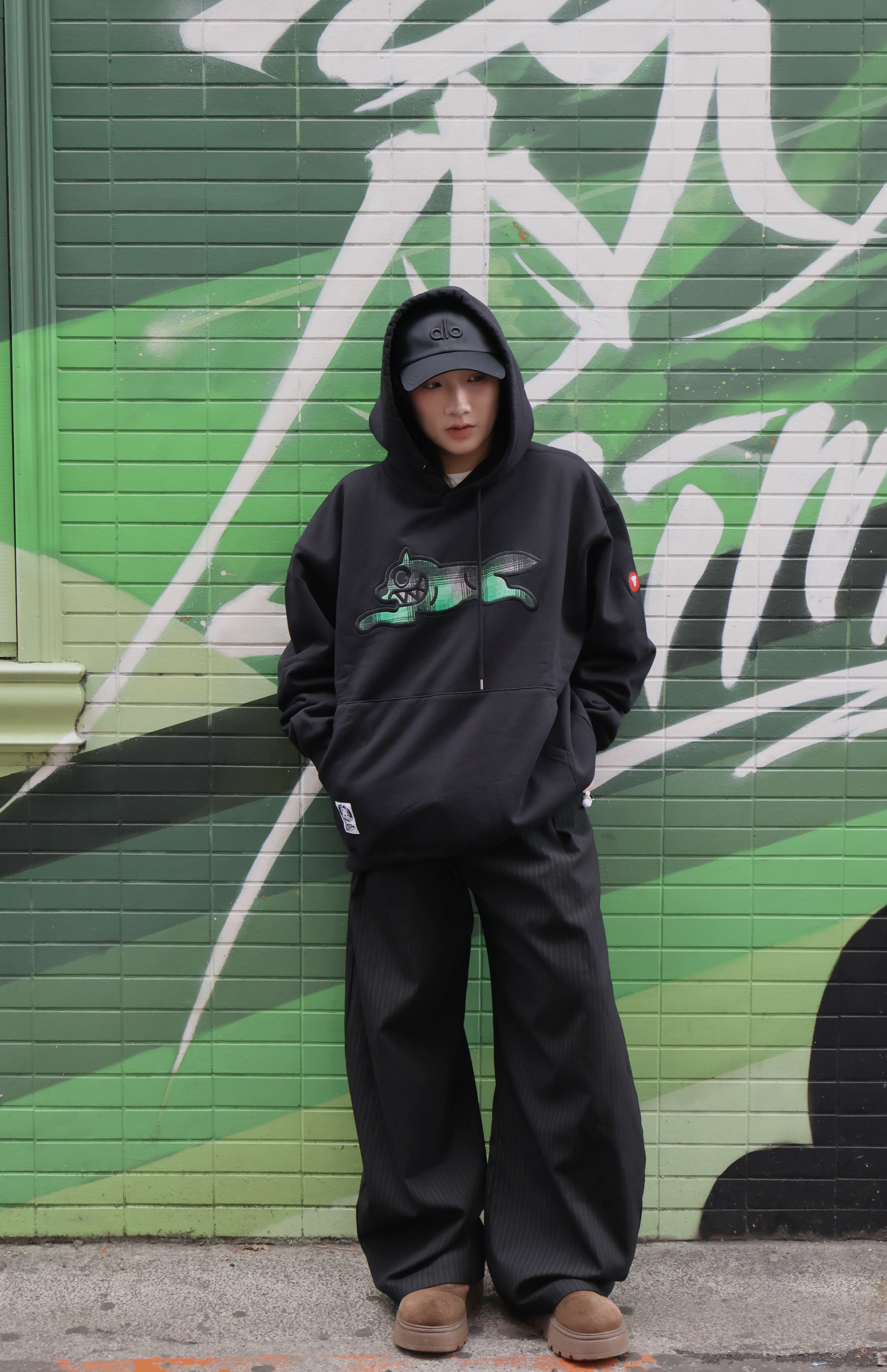 <快速出貨> APPLIQUE LOGO RUNNING DOG HOODIE 飛狗帽踢 黑/灰