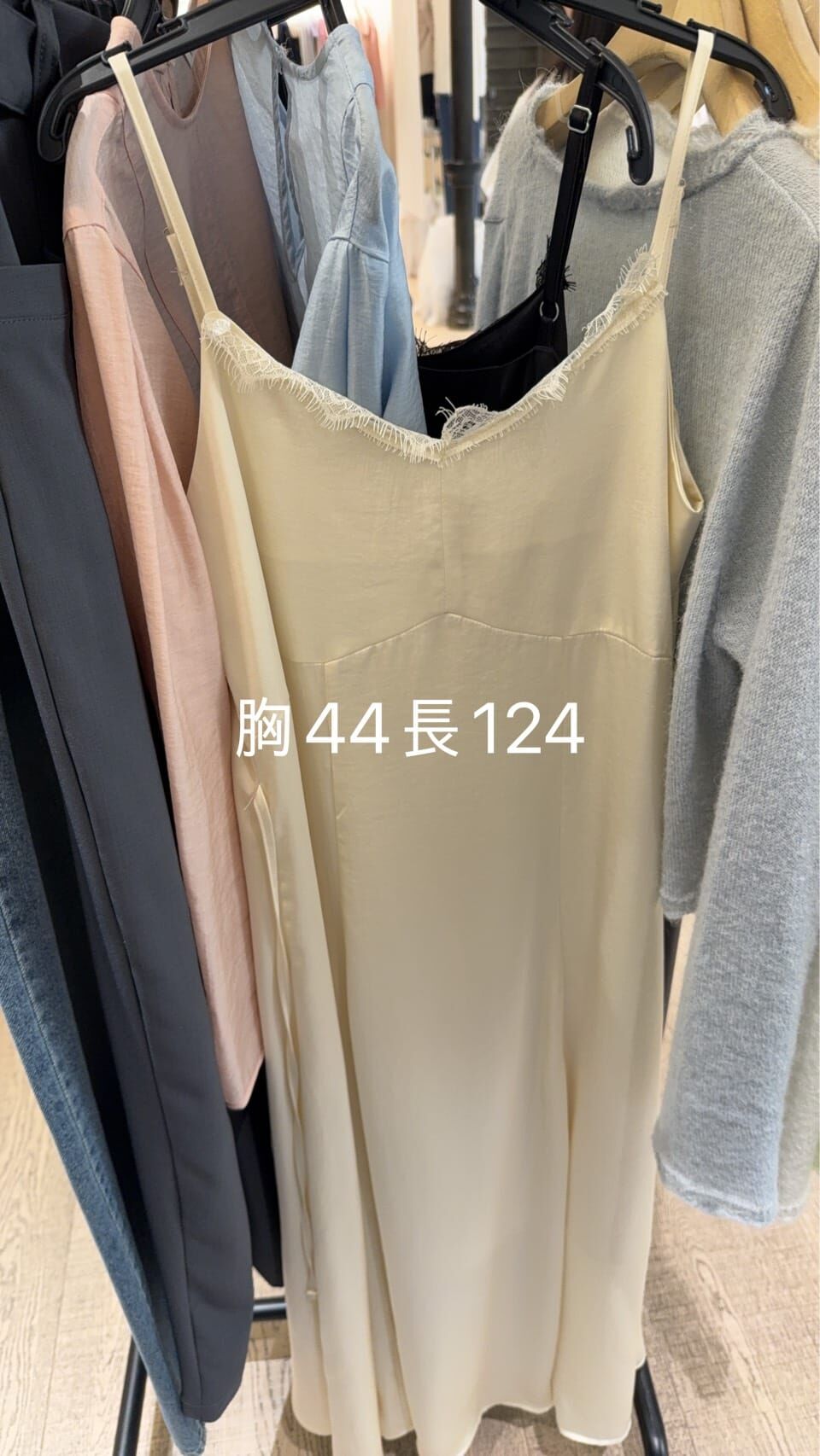 WJ6028 小性感蕾絲珠光吊帶連身裙