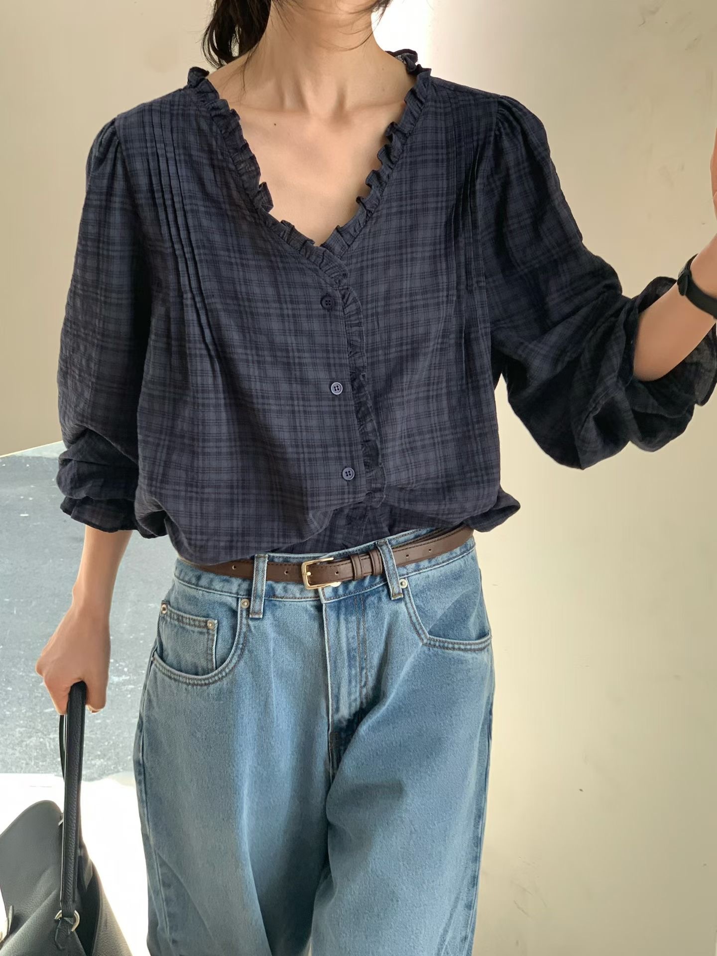 #228N722 深穩日調，深藍褶褶邊格子blouse