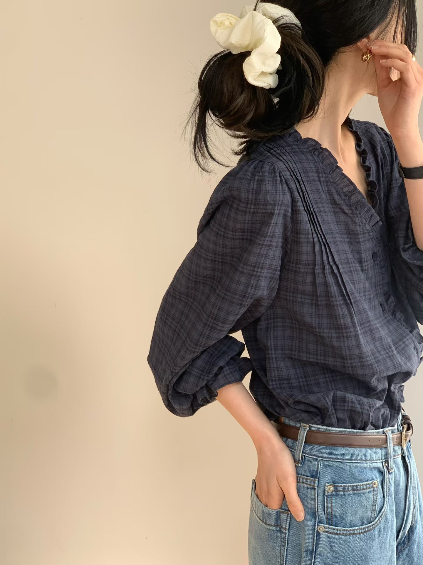 #228N722 深穩日調，深藍褶褶邊格子blouse