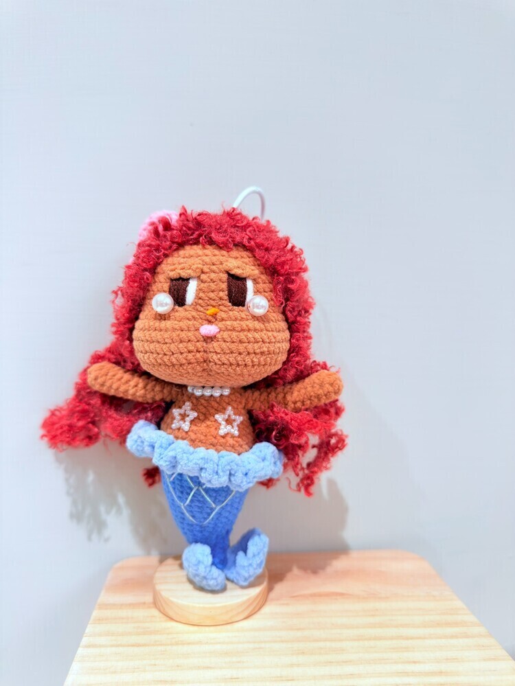 玫紅色頭髮藍尾巴珍珠眼淚美人魚吊飾『約16-17cm』