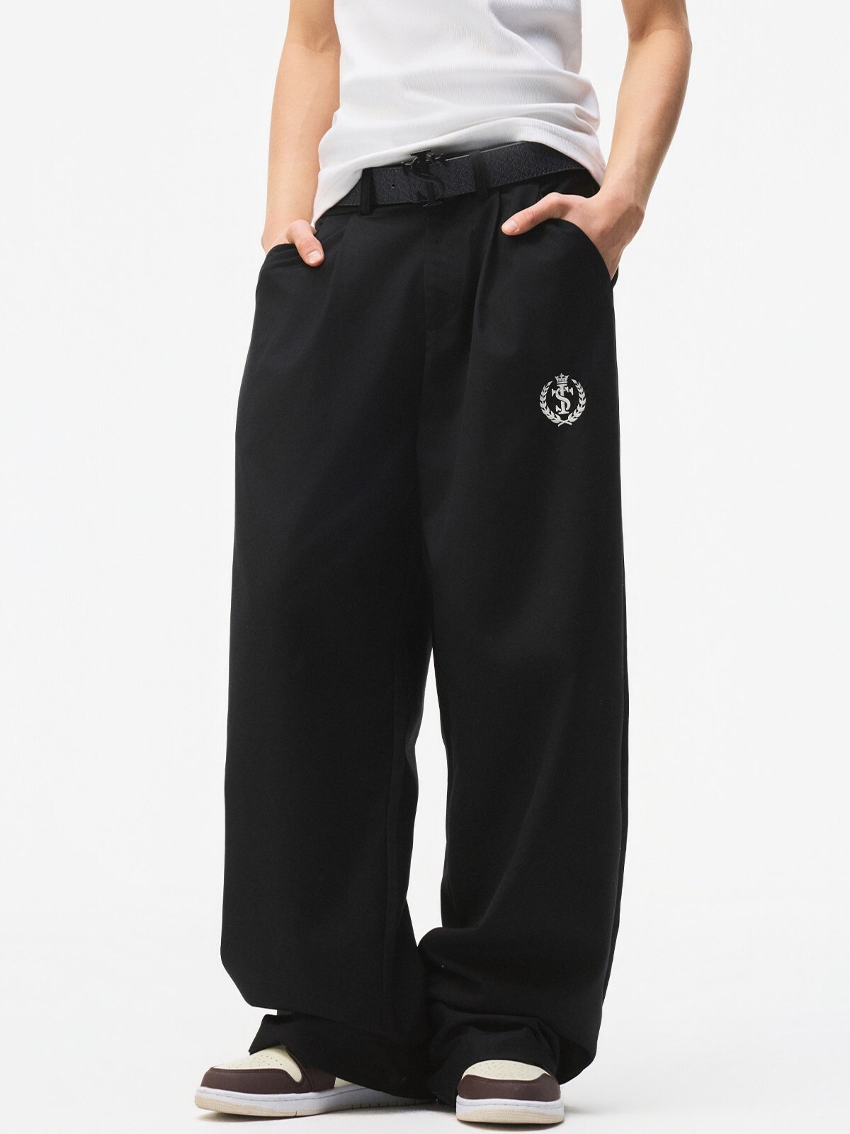 STK SmallTownKid 網球系列 口袋刺繡Logo 皺褶 重磅斜紋 直筒長褲