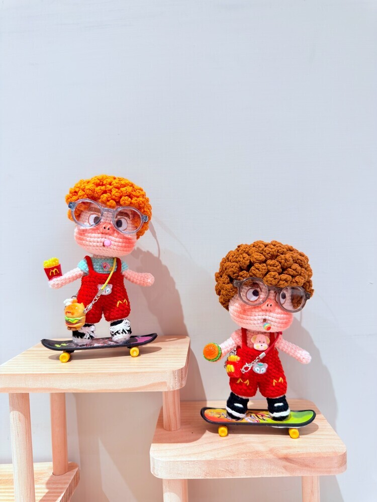 麥當勞吊帶褲爆炸頭男孩醜娃吊飾-42號『約13cm』((衣服顏色、眼神隨機))