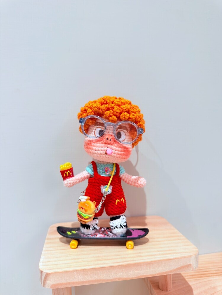 麥當勞吊帶褲爆炸頭男孩醜娃吊飾-42號『約13cm』((衣服顏色、眼神隨機))