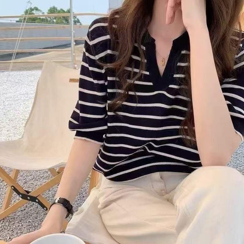【顯瘦修身的小翻領涼感條紋針織上衣】（預購）