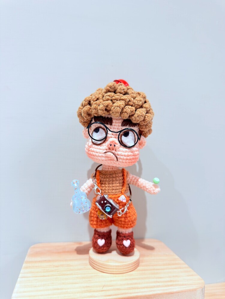 『咖鞋子』爆炸頭吊帶褲男孩醜娃吊飾-16號『約15cm』