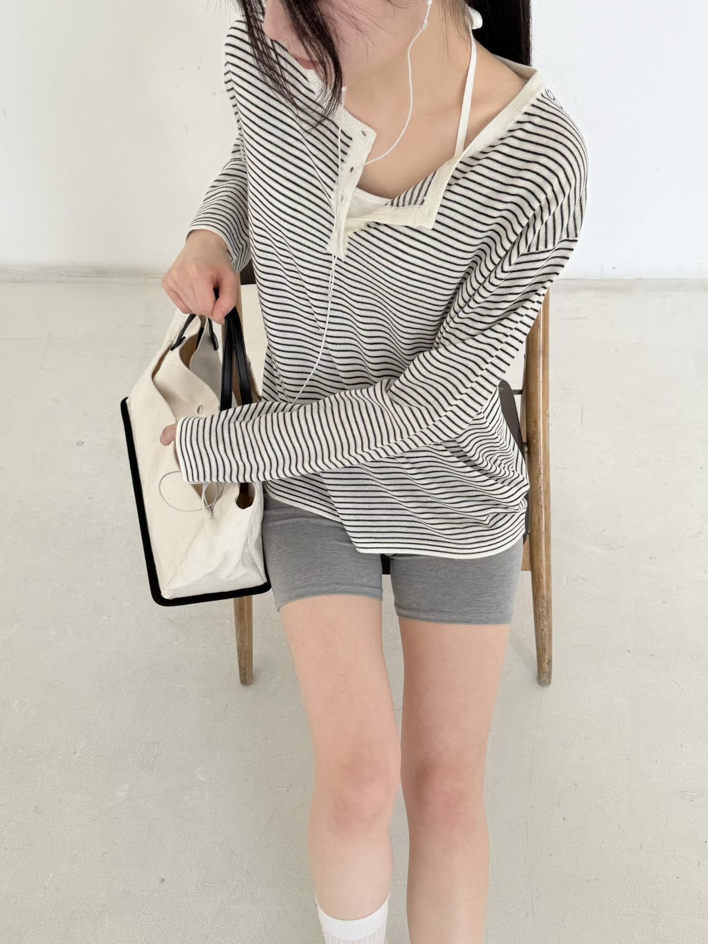 U06 亨利領條紋上衣（白）