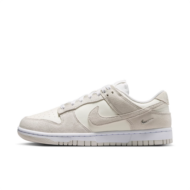 【預訂】NIKE DUNK LOW 小銀剔麂皮淺奶灰-WOMEN
